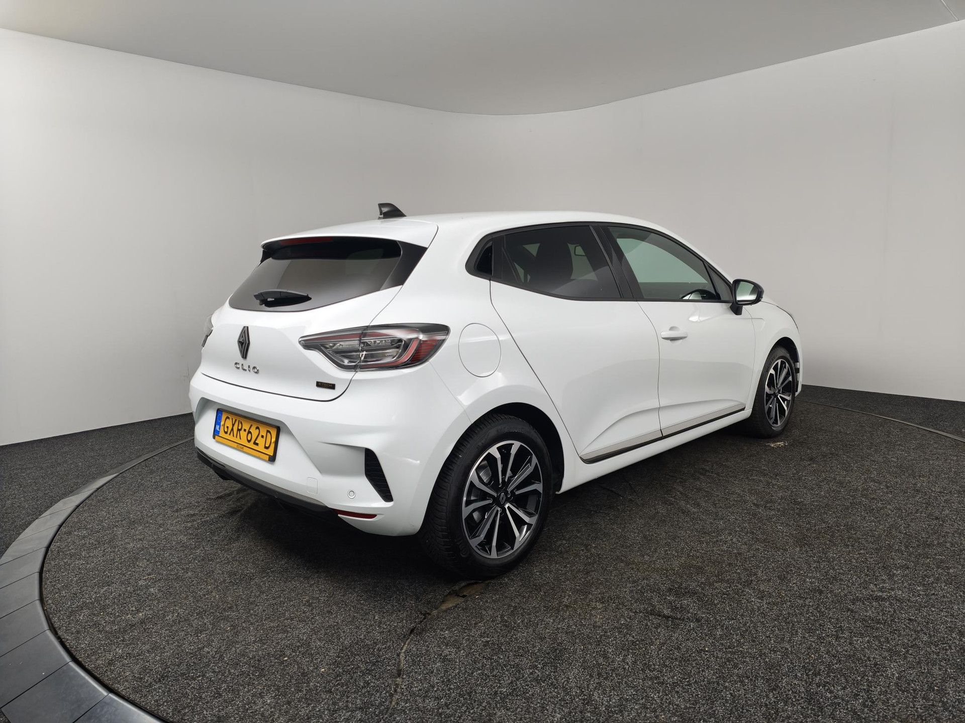 Renault Clio met kenteken GXR-62-D – achteraanzicht