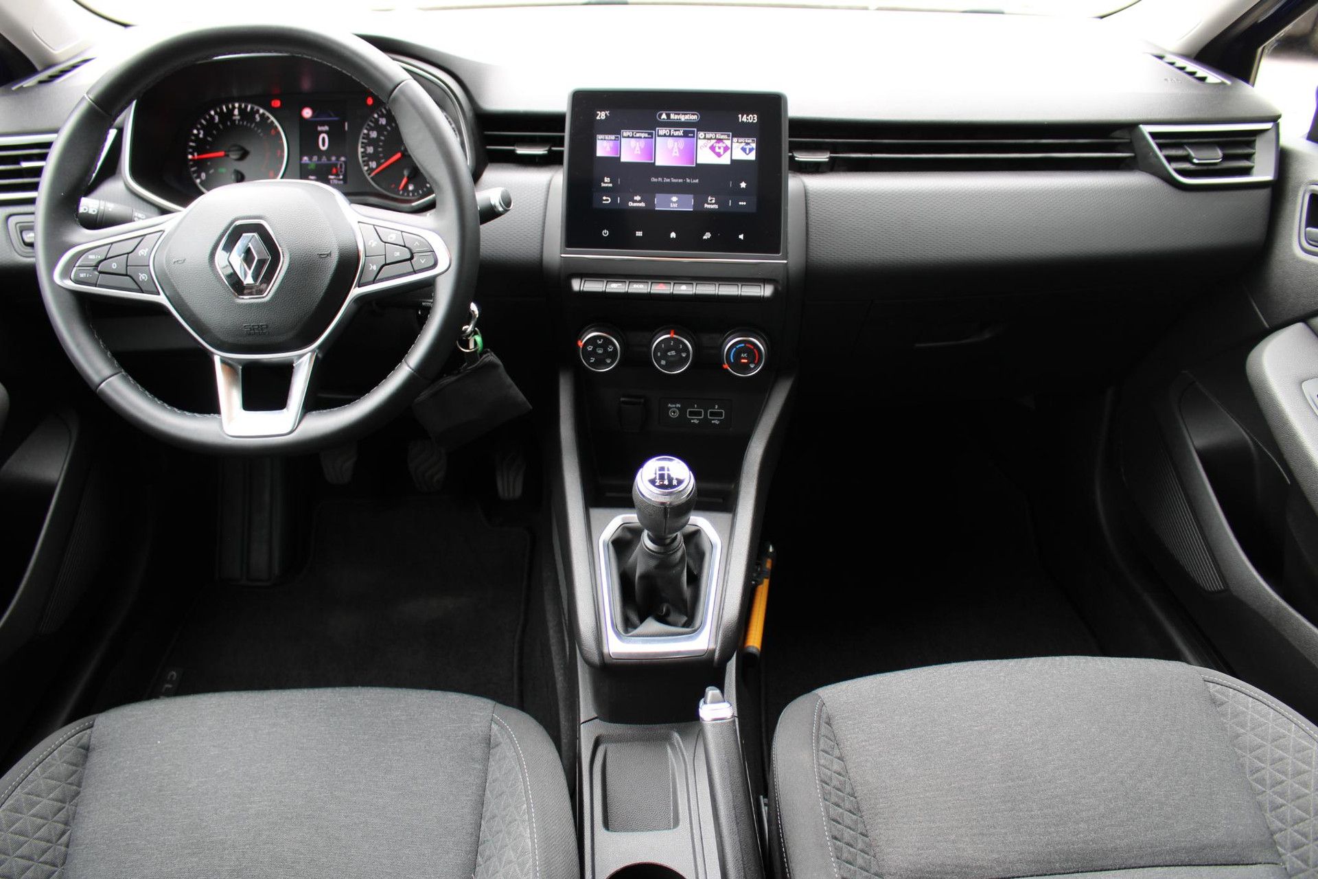 Renault Clio met kenteken J-048-FL – interieur