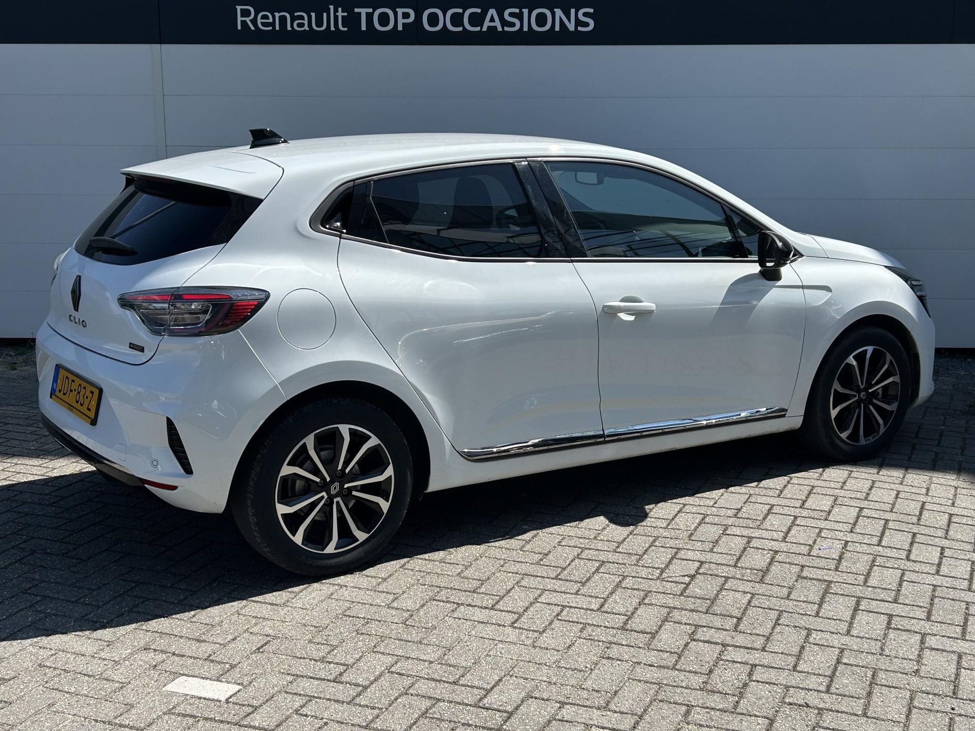 Renault Clio met kenteken JDF-83-Z – achteraanzicht
