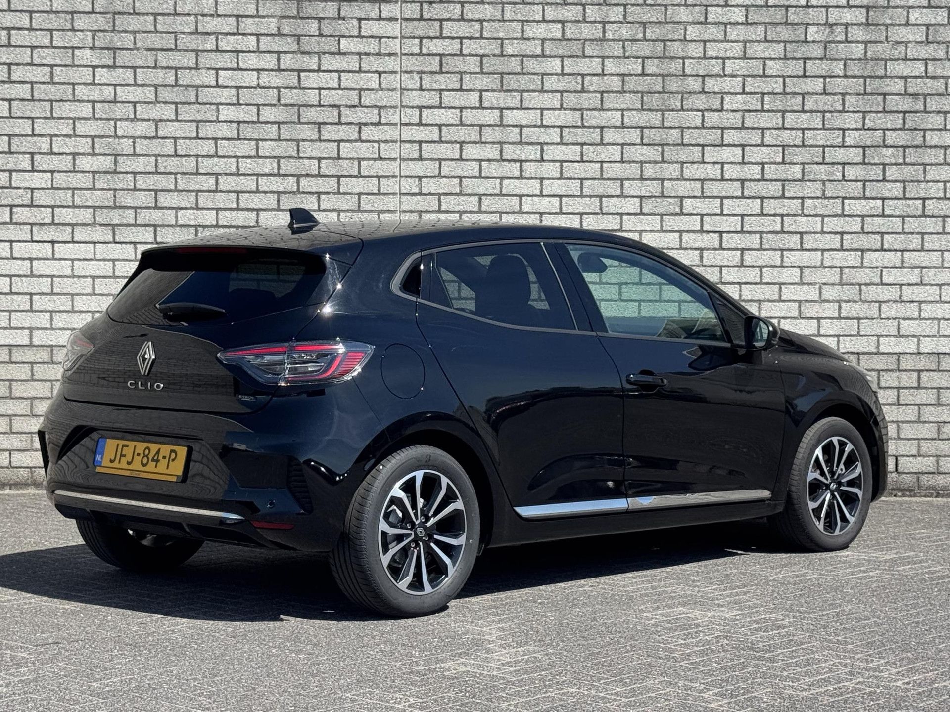 Renault Clio met kenteken JFJ-84-P – achteraanzicht