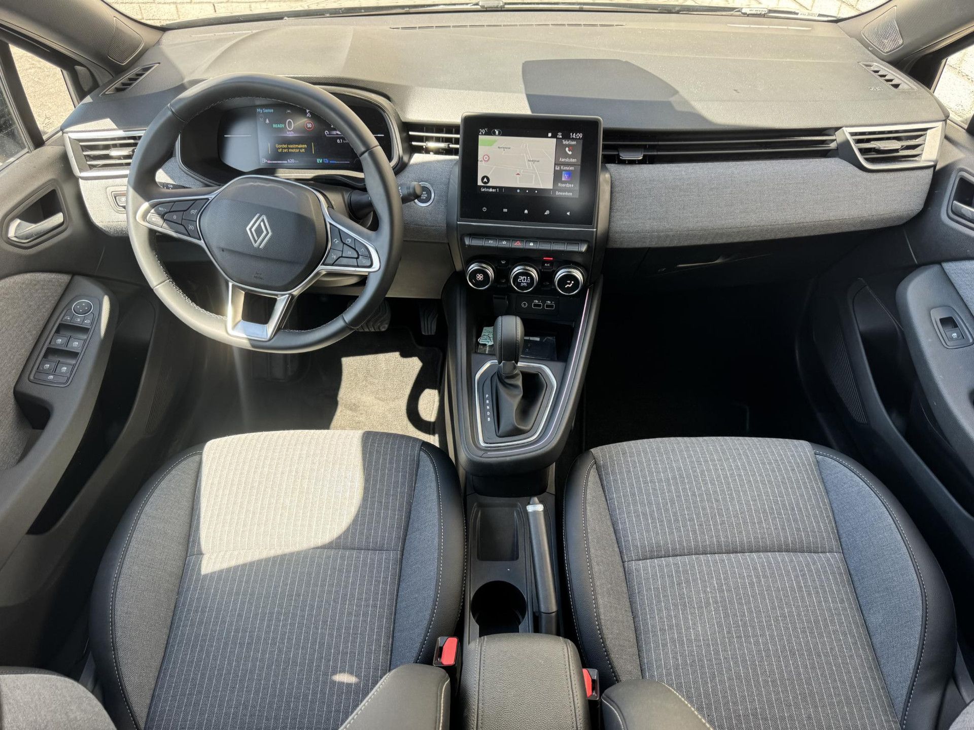 Renault Clio met kenteken JFJ-84-P – interieur