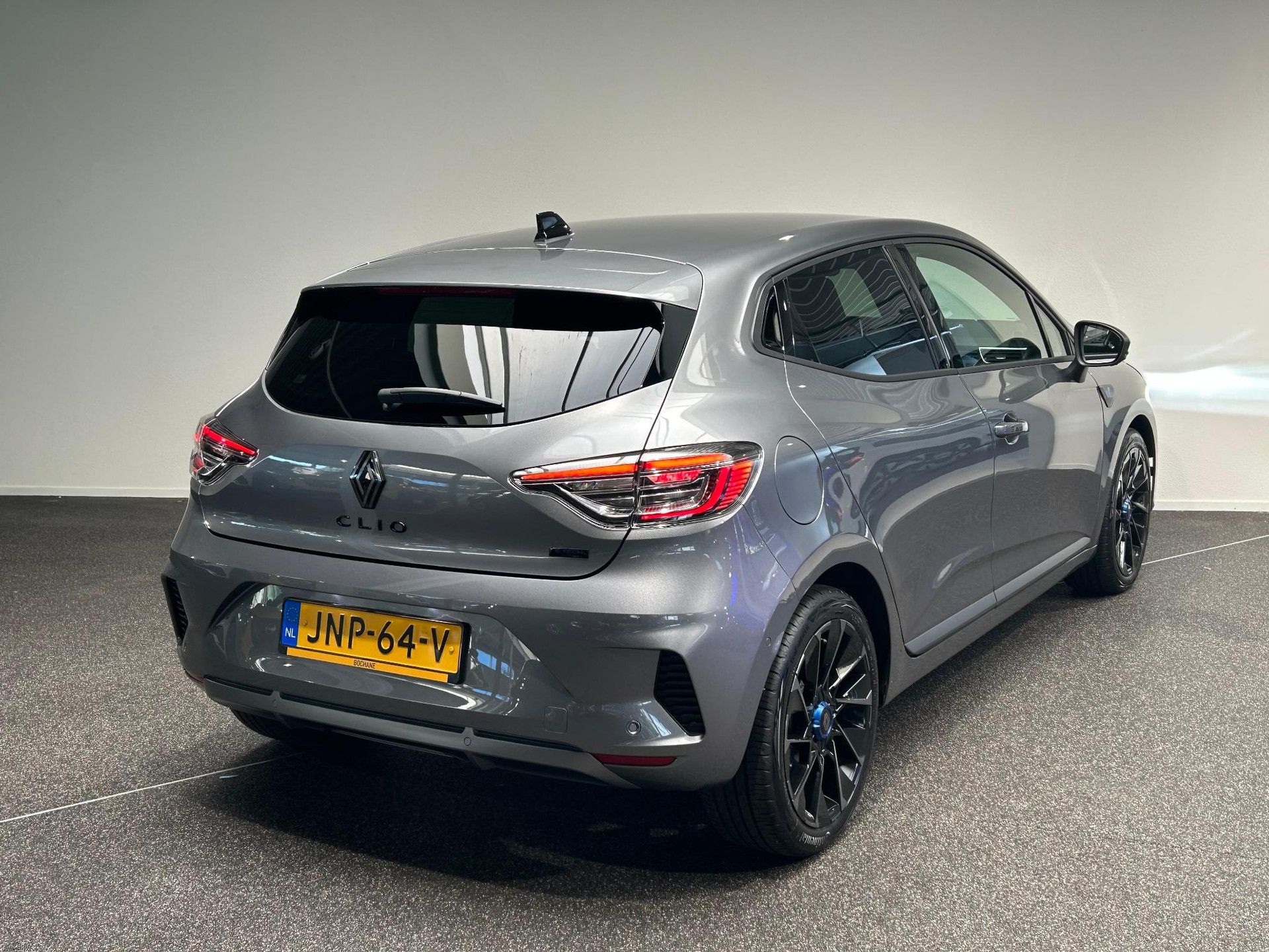 Renault Clio met kenteken JNP-64-V – achteraanzicht