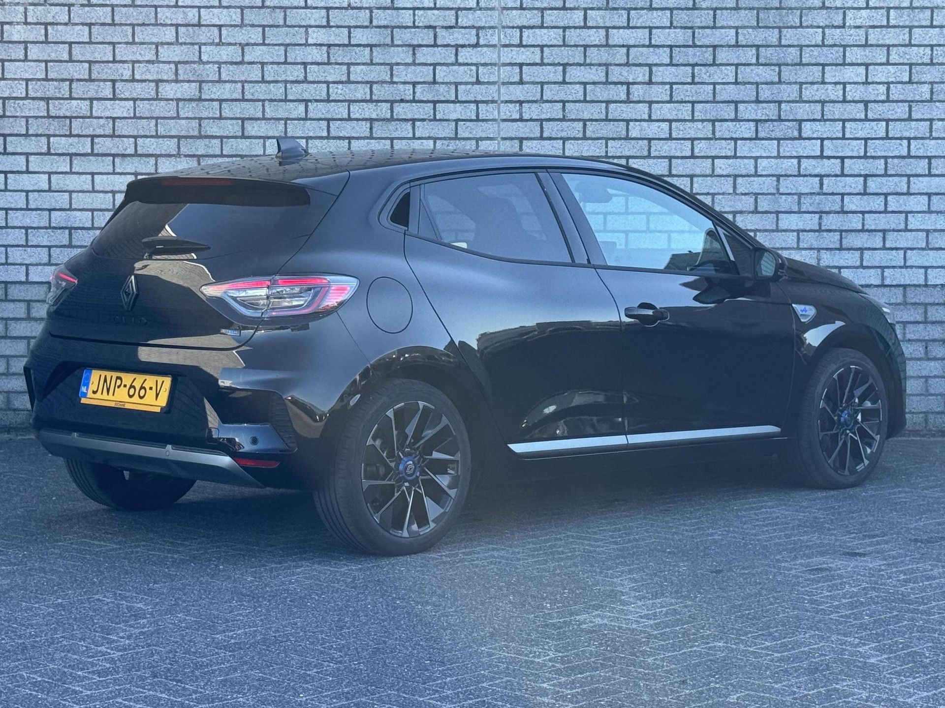 Renault Clio met kenteken JNP-66-V – achteraanzicht