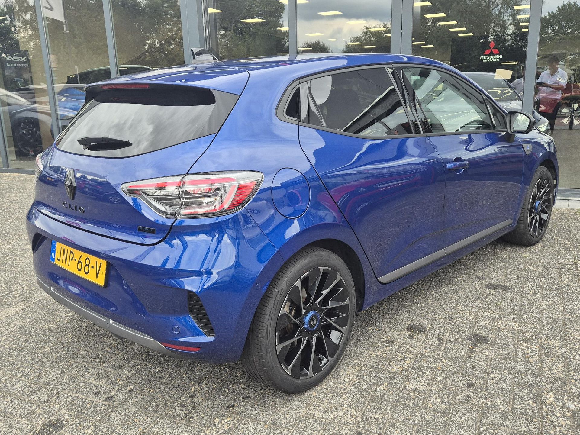 Renault Clio met kenteken JNP-68-V – achteraanzicht