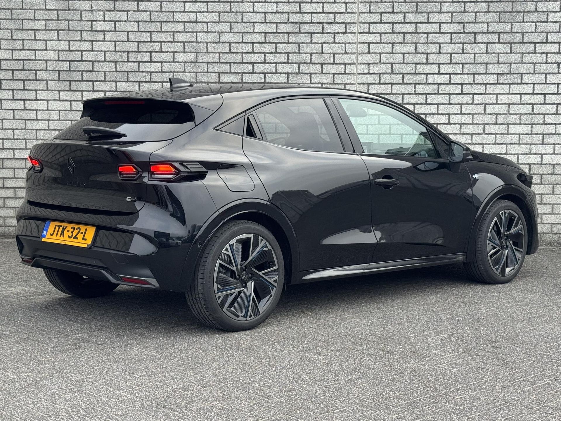 Renault Clio met kenteken JTK-32-L – achteraanzicht