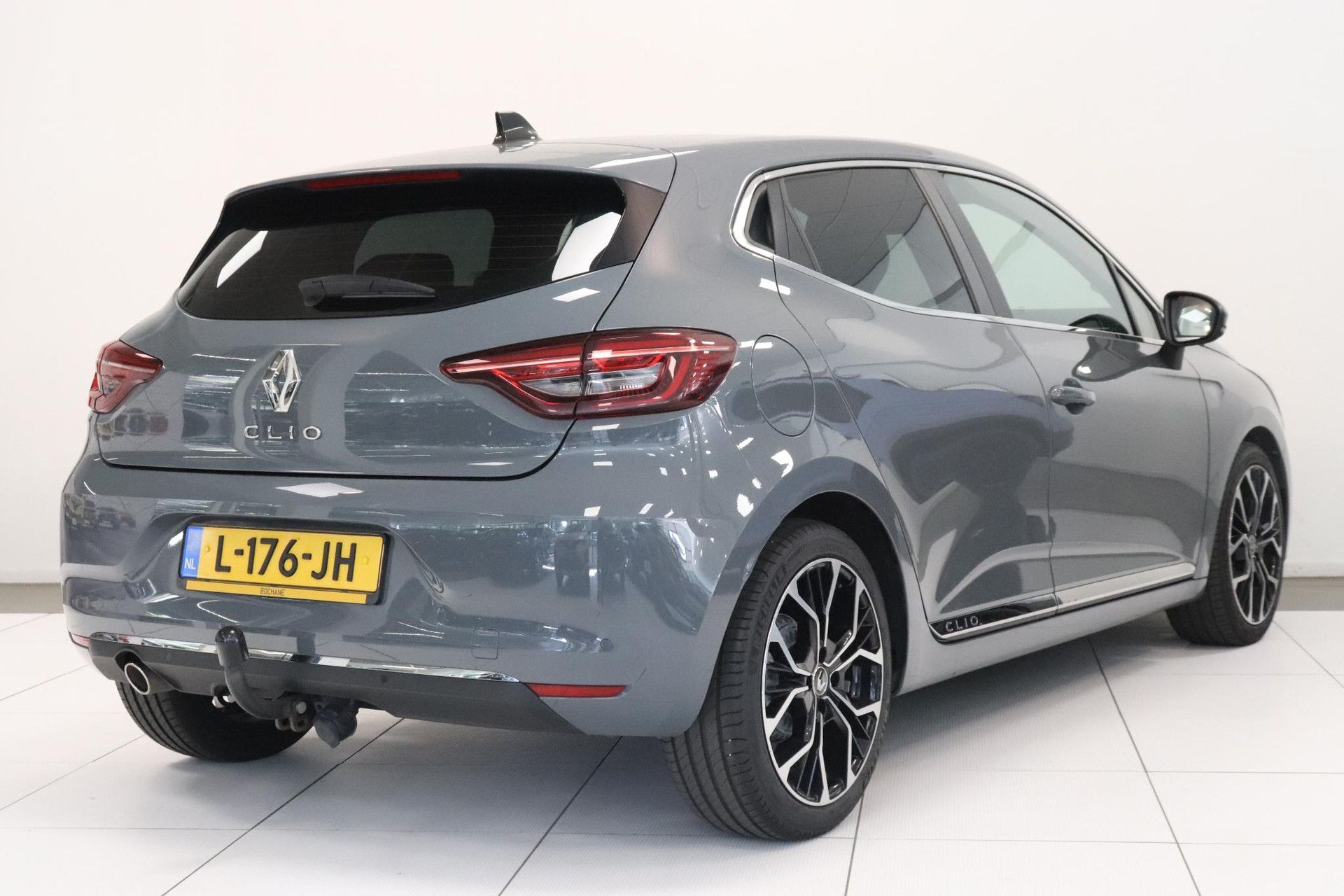 Renault Clio met kenteken L-176-JH – achteraanzicht