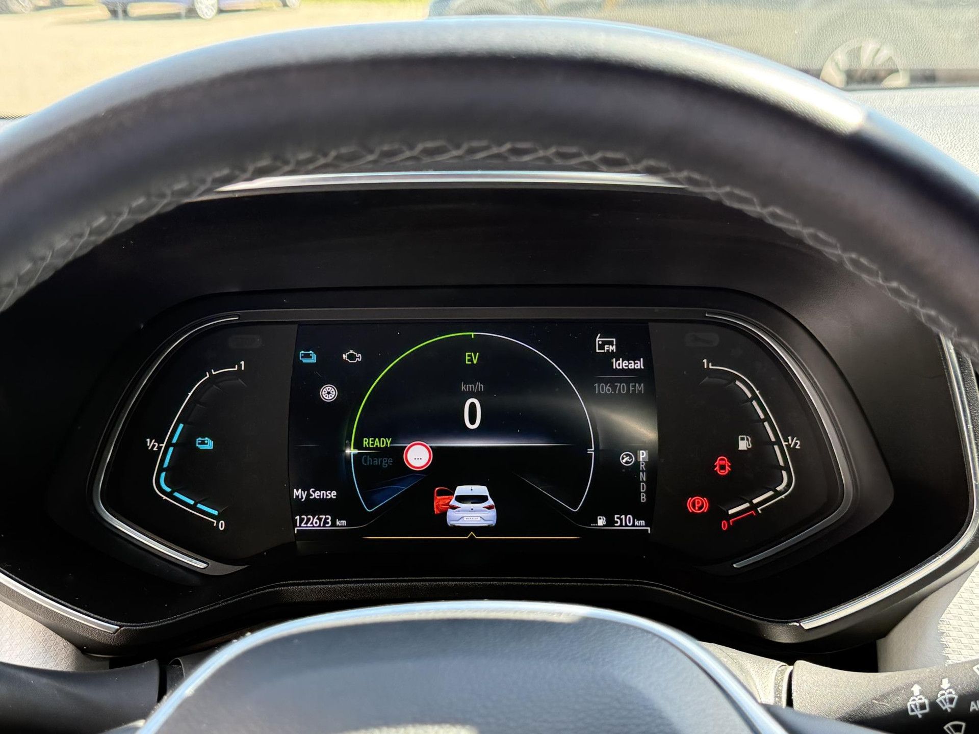 Renault Clio met kenteken L-717-GR – dashboard