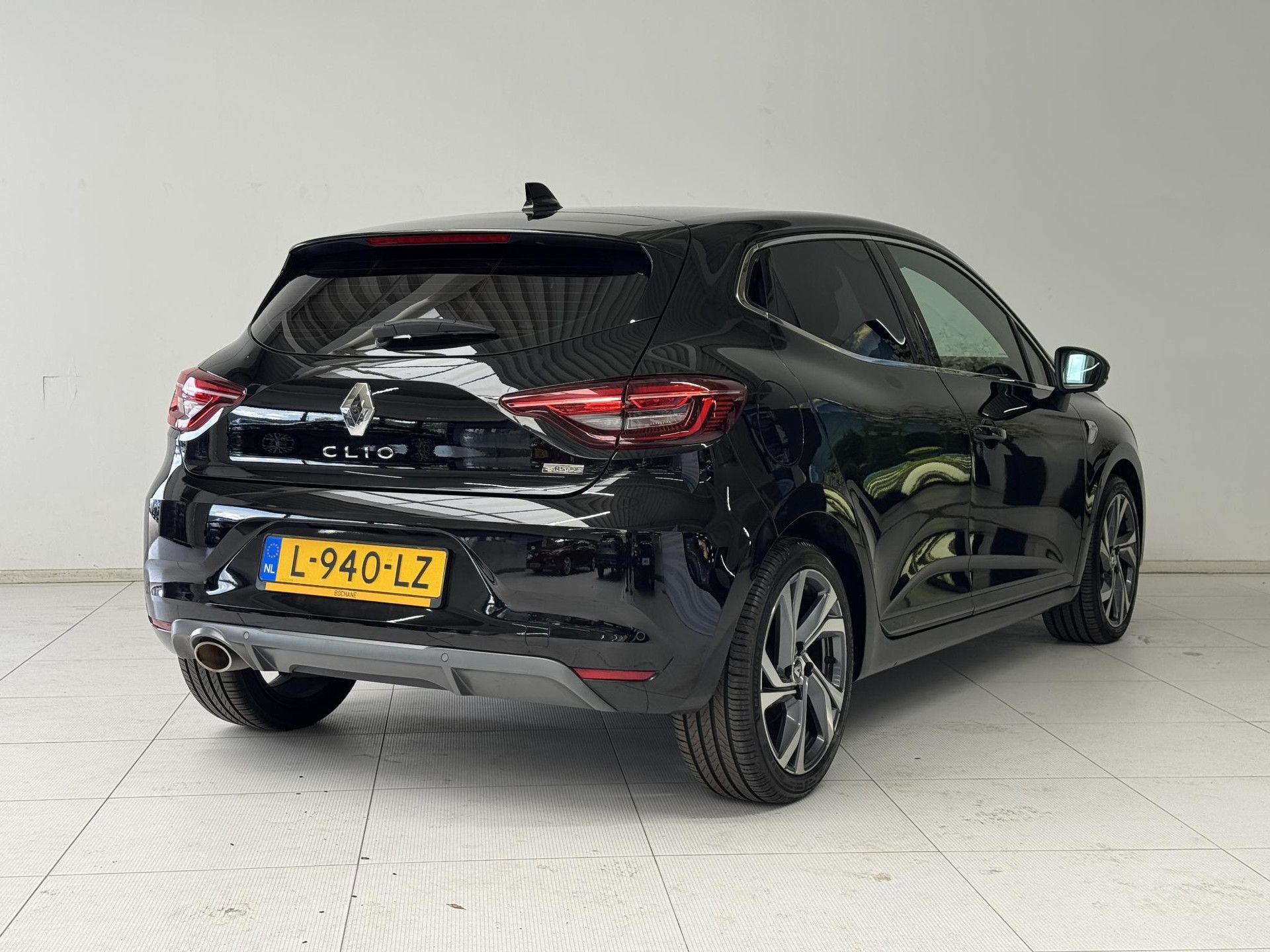 Renault Clio met kenteken L-940-LZ – achteraanzicht