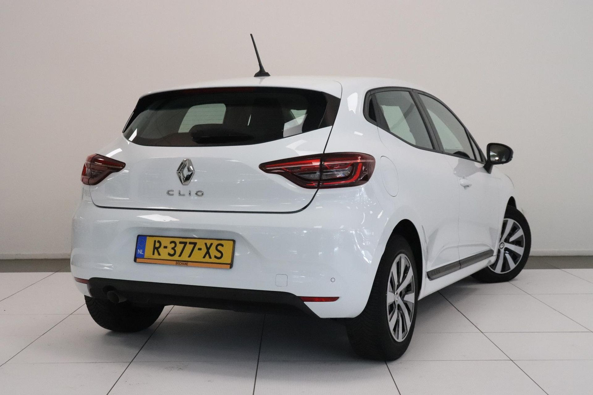 Renault Clio met kenteken R-377-XS – achteraanzicht