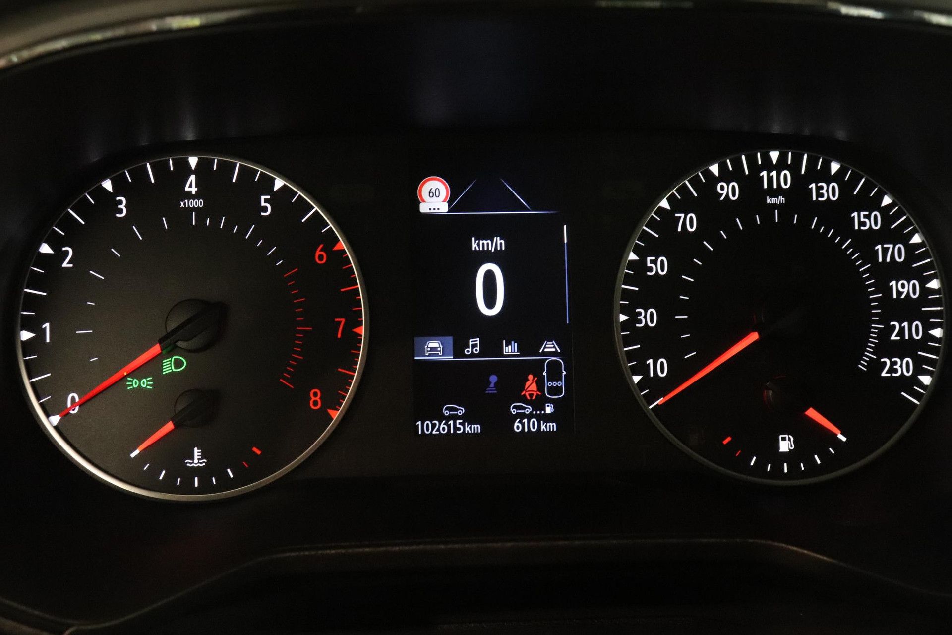 Renault Clio met kenteken R-377-XS – dashboard