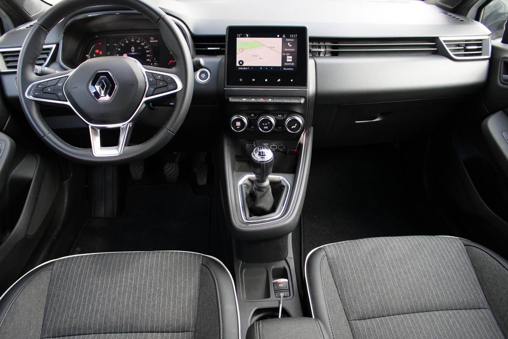 Renault Clio met kenteken R-738-SJ – interieur
