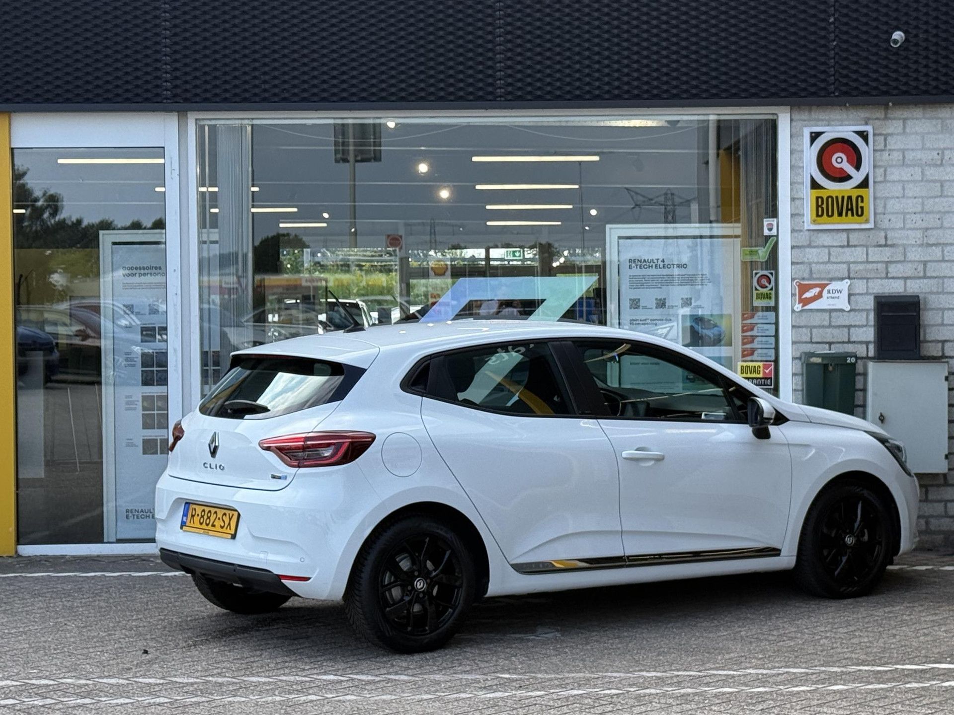 Renault Clio met kenteken R-882-SX – achteraanzicht