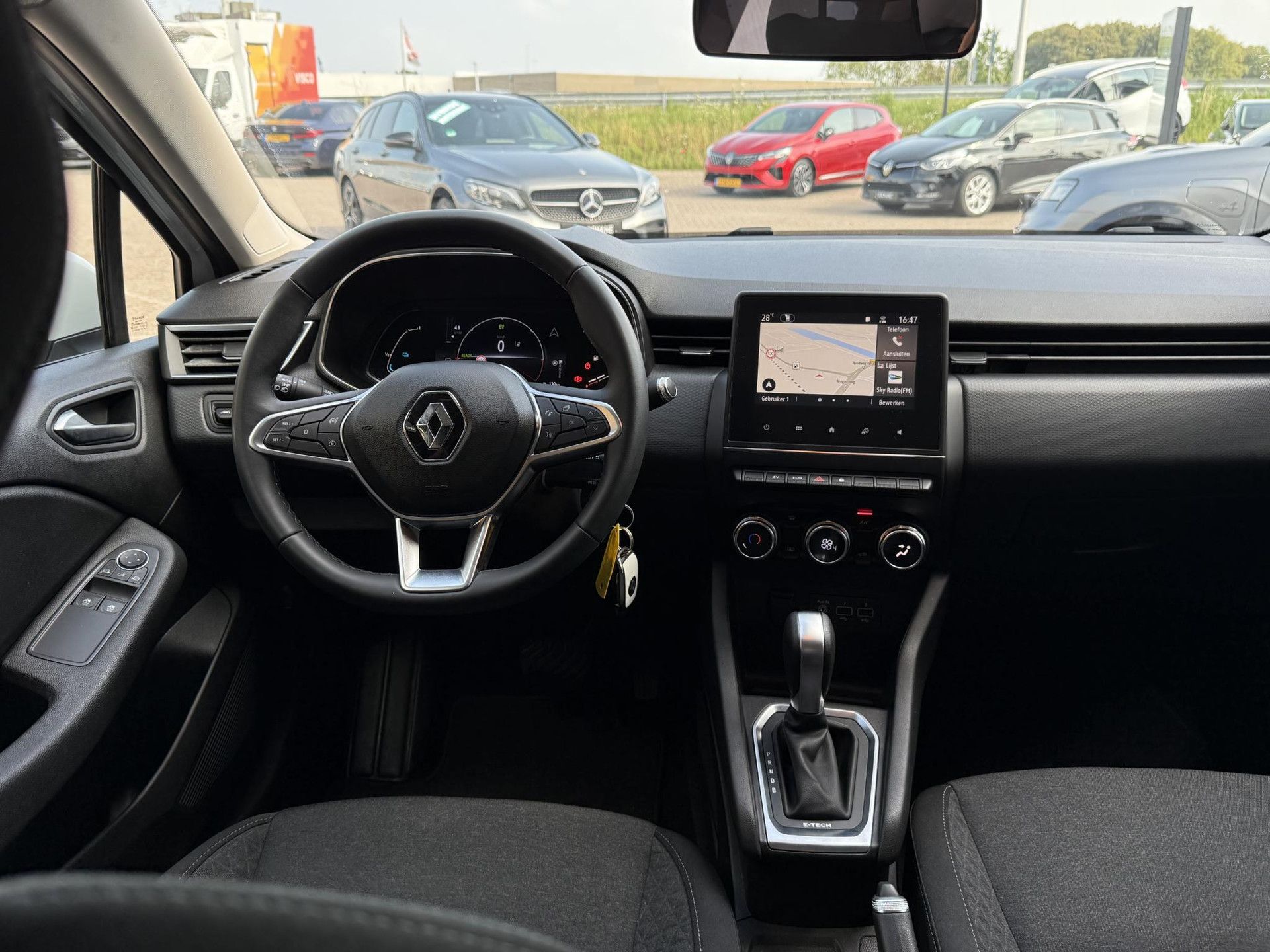 Renault Clio met kenteken R-882-SX – interieur