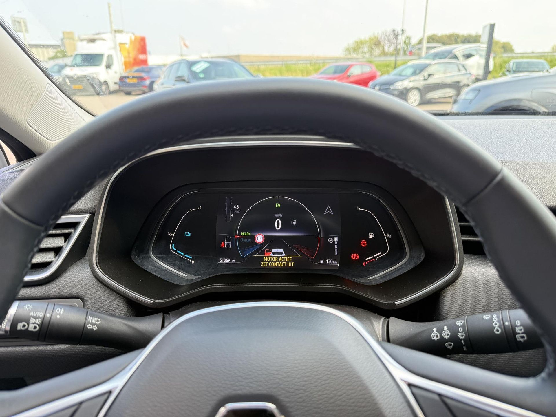 Renault Clio met kenteken R-882-SX – dashboard