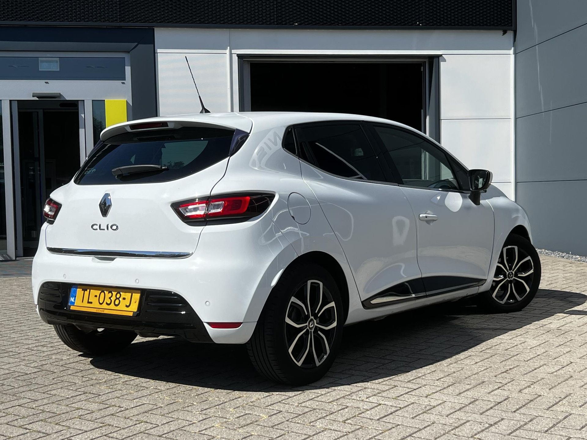 Renault Clio met kenteken TL-038-J – achteraanzicht