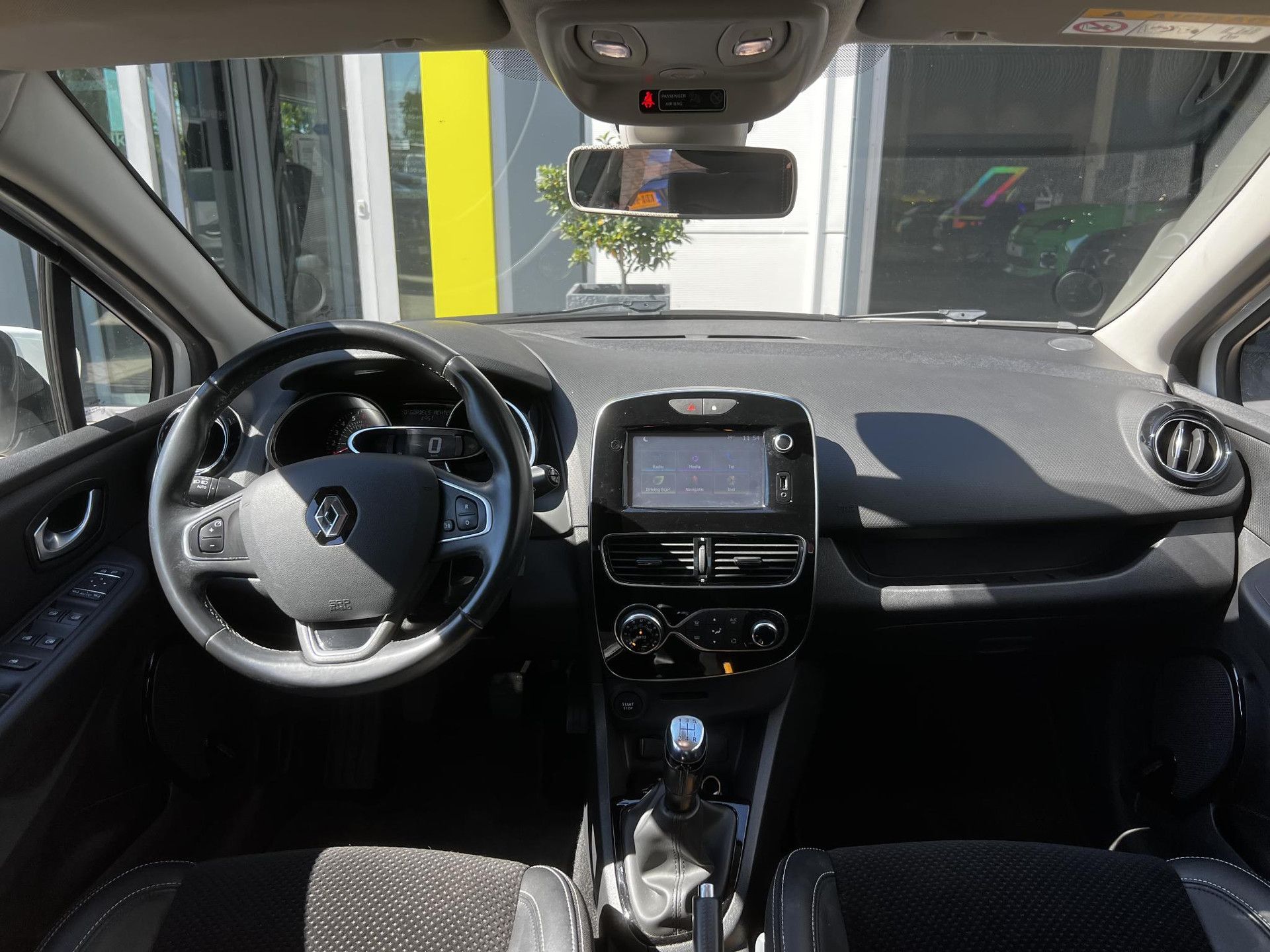 Renault Clio met kenteken TL-038-J – interieur