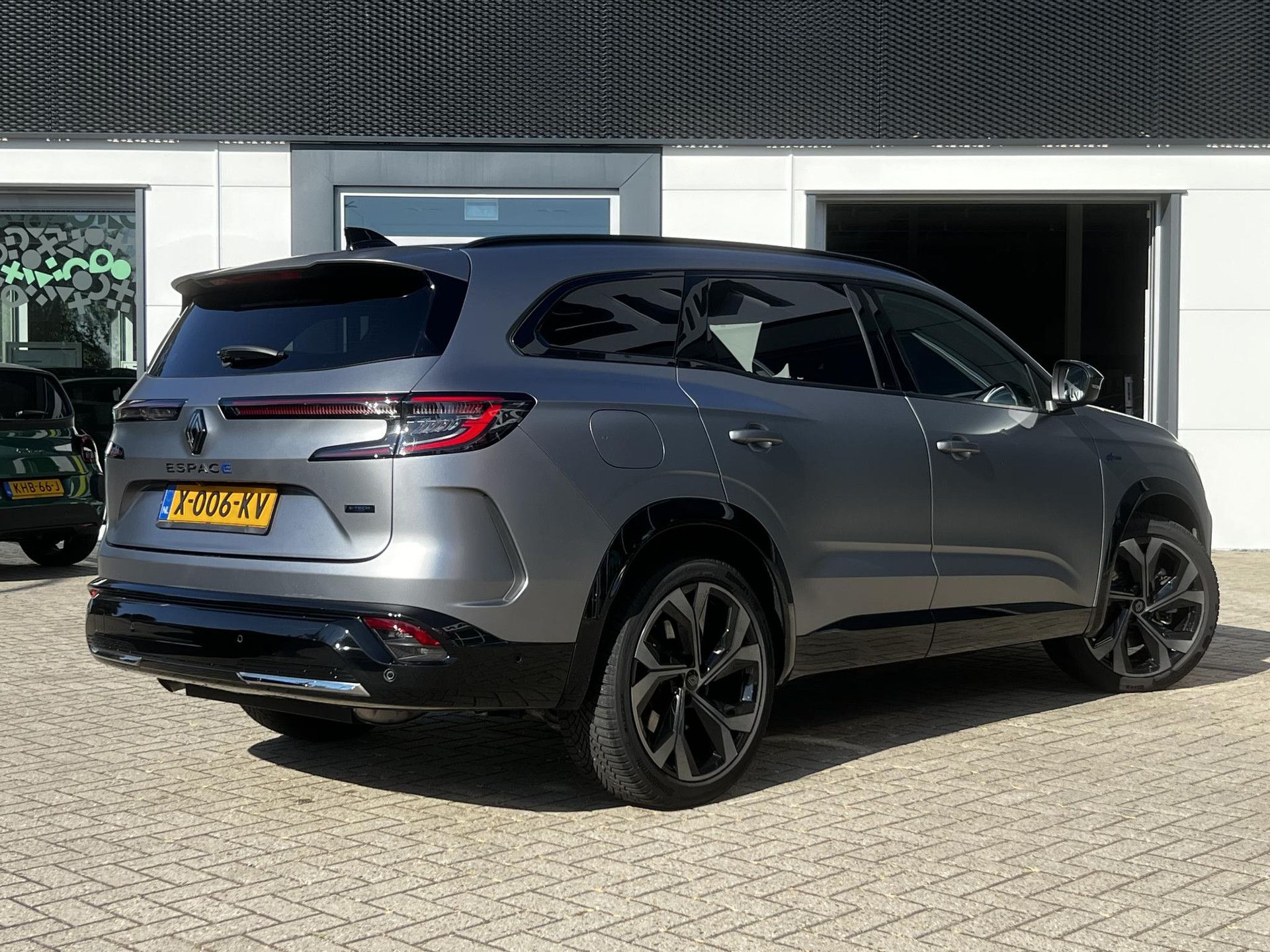 Renault Espace met kenteken X-006-KV – achteraanzicht