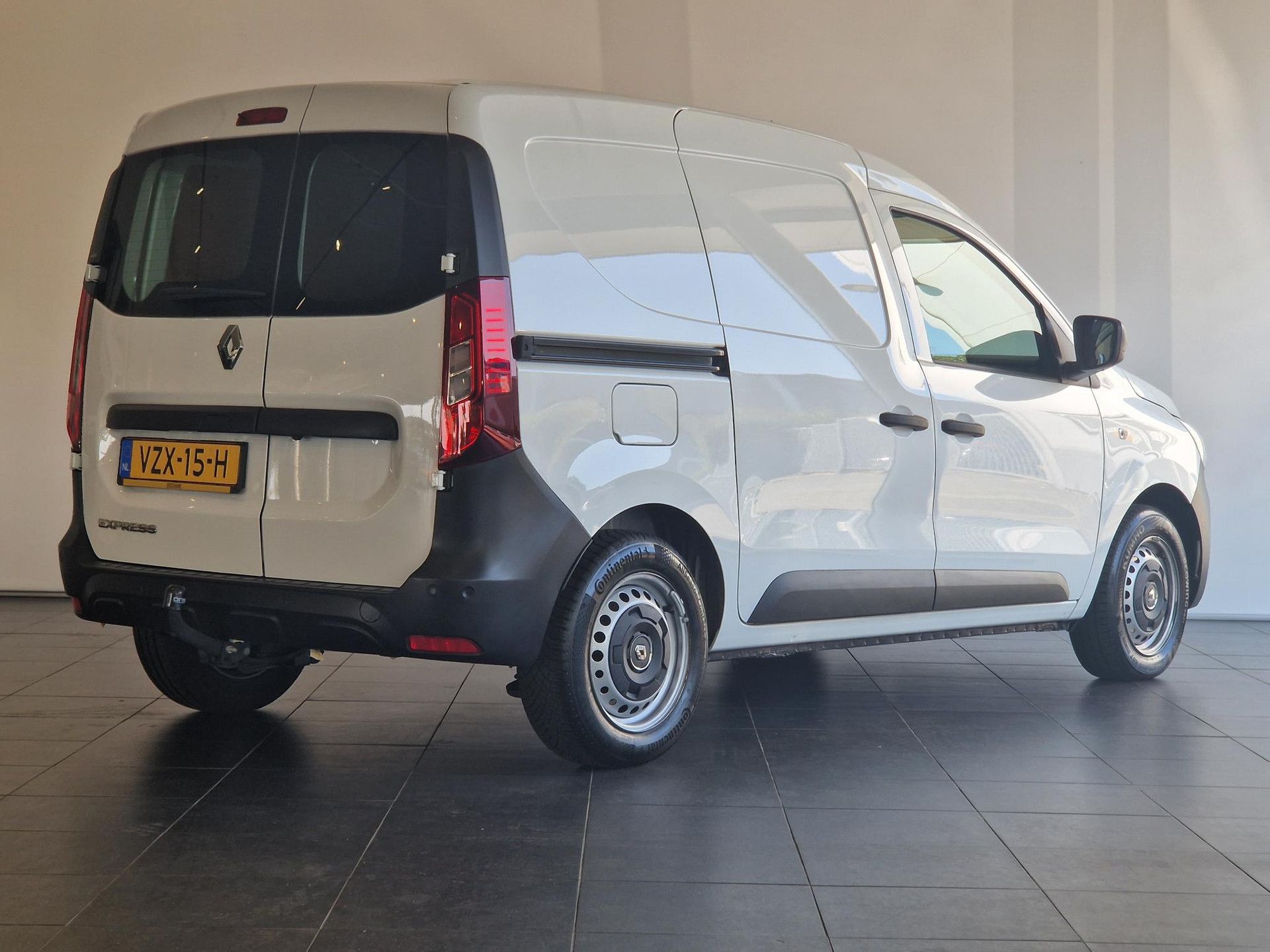 Renault Express met kenteken VZX-15-H – achteraanzicht