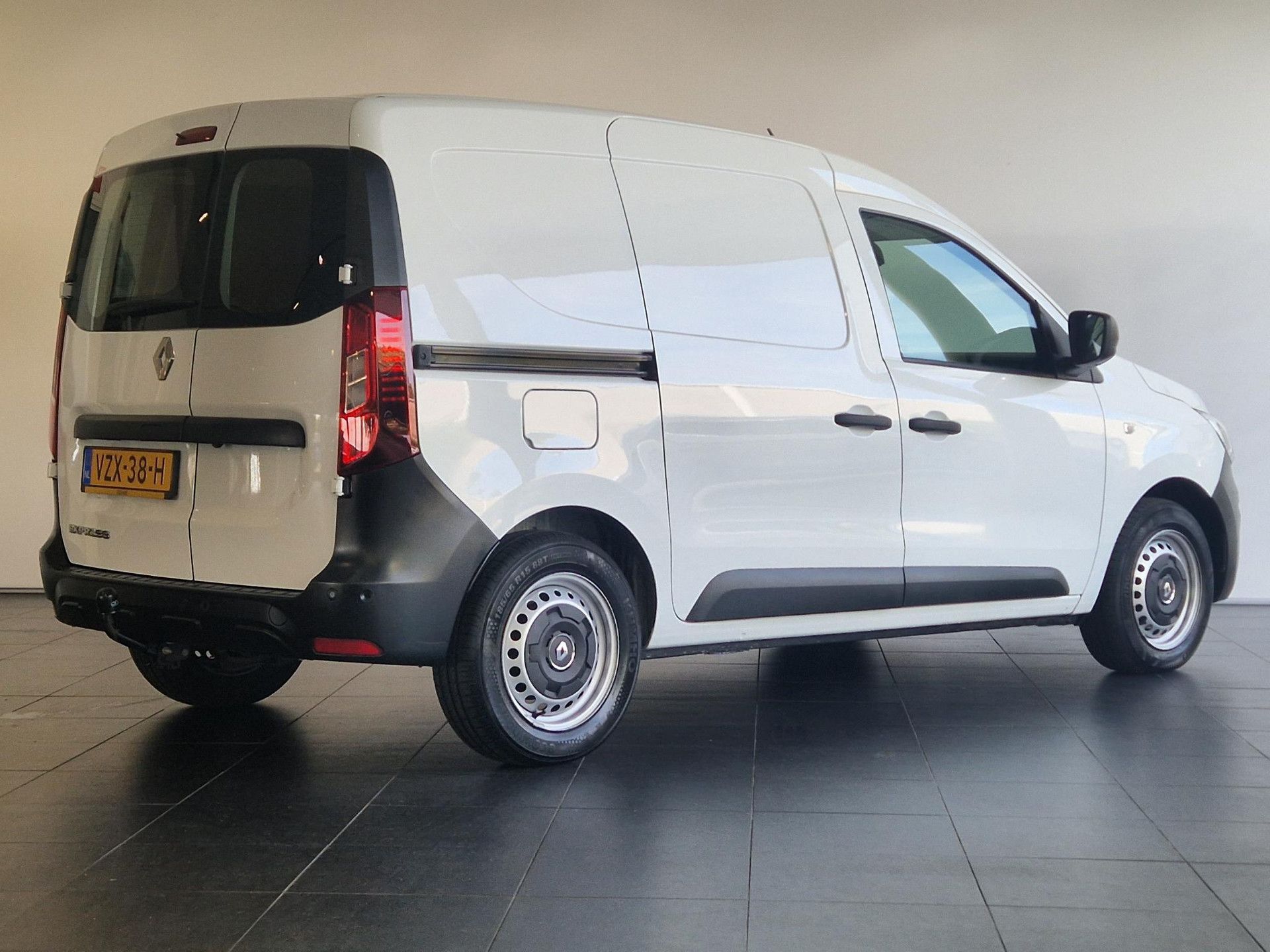 Renault Express met kenteken VZX-38-H – achteraanzicht