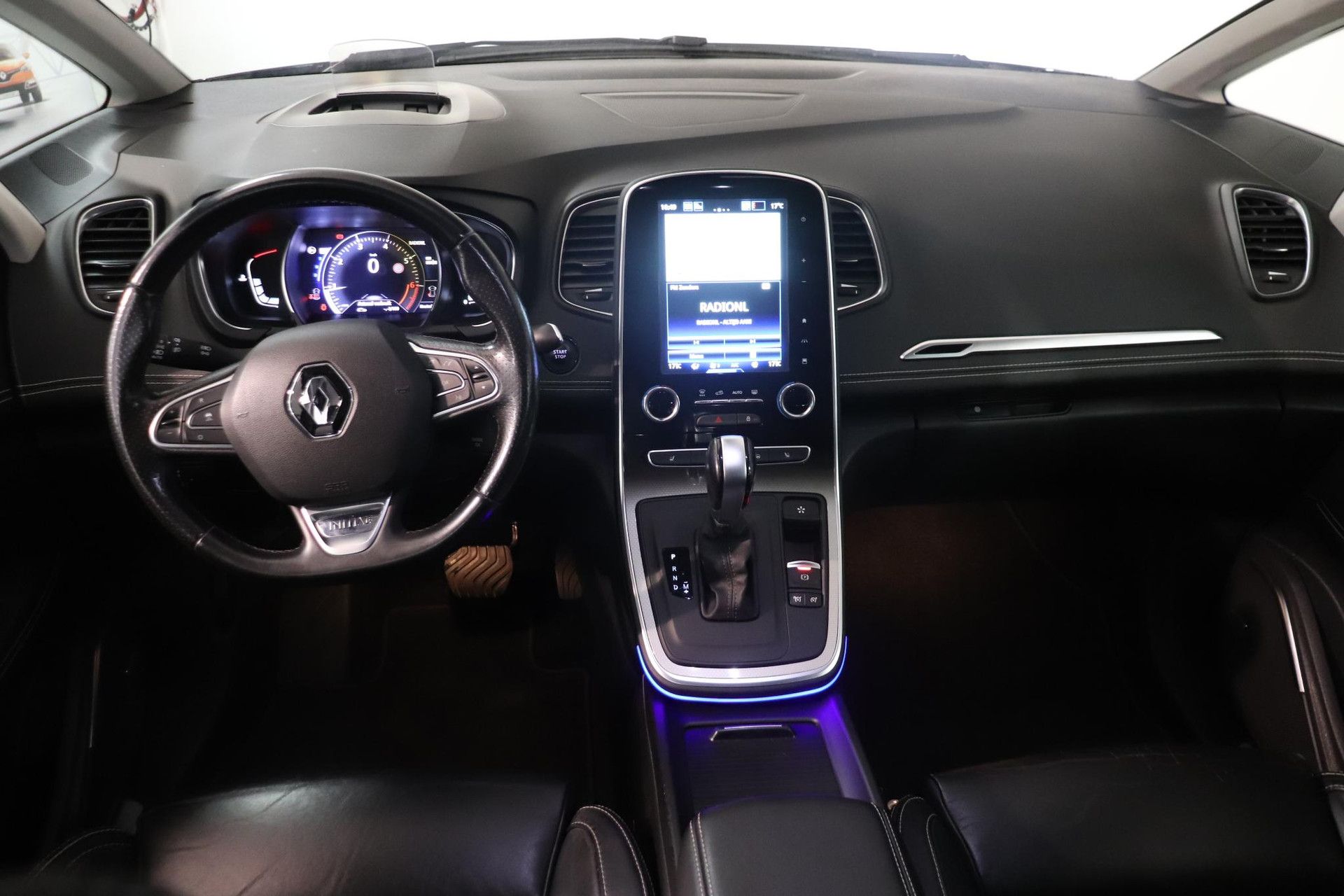 Renault GrandScénic met kenteken JHH-73-B – interieur