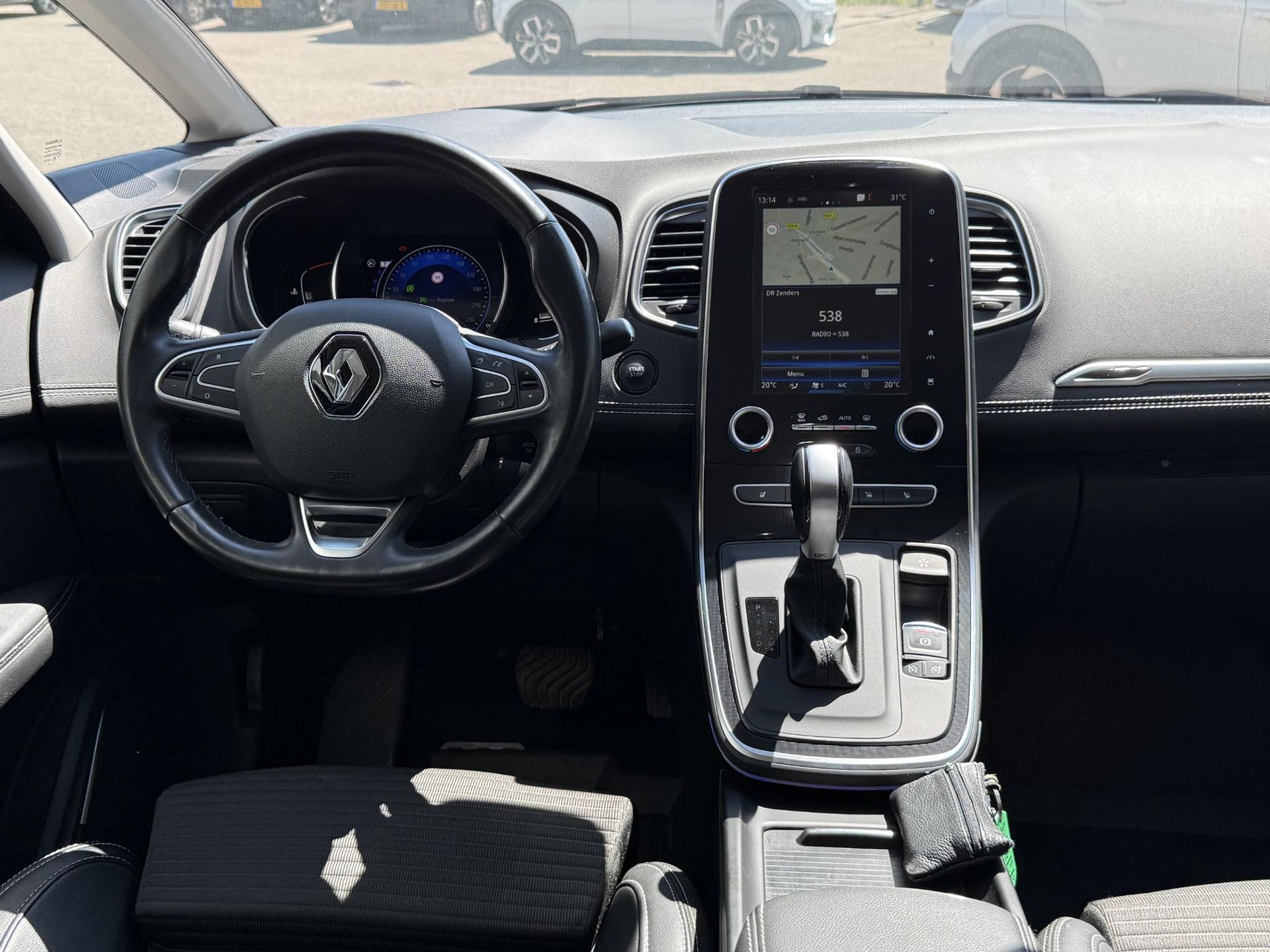 Renault GrandScénic met kenteken KPV-82-R – interieur