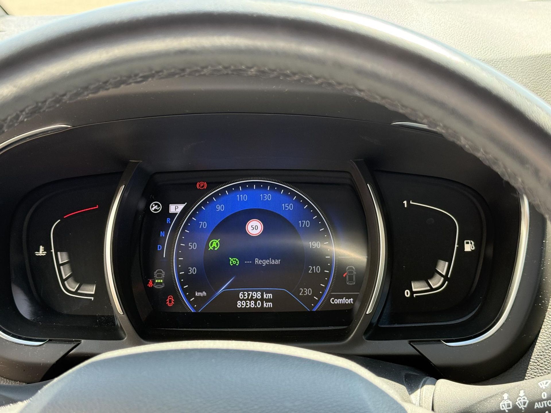 Renault GrandScénic met kenteken KPV-82-R – dashboard