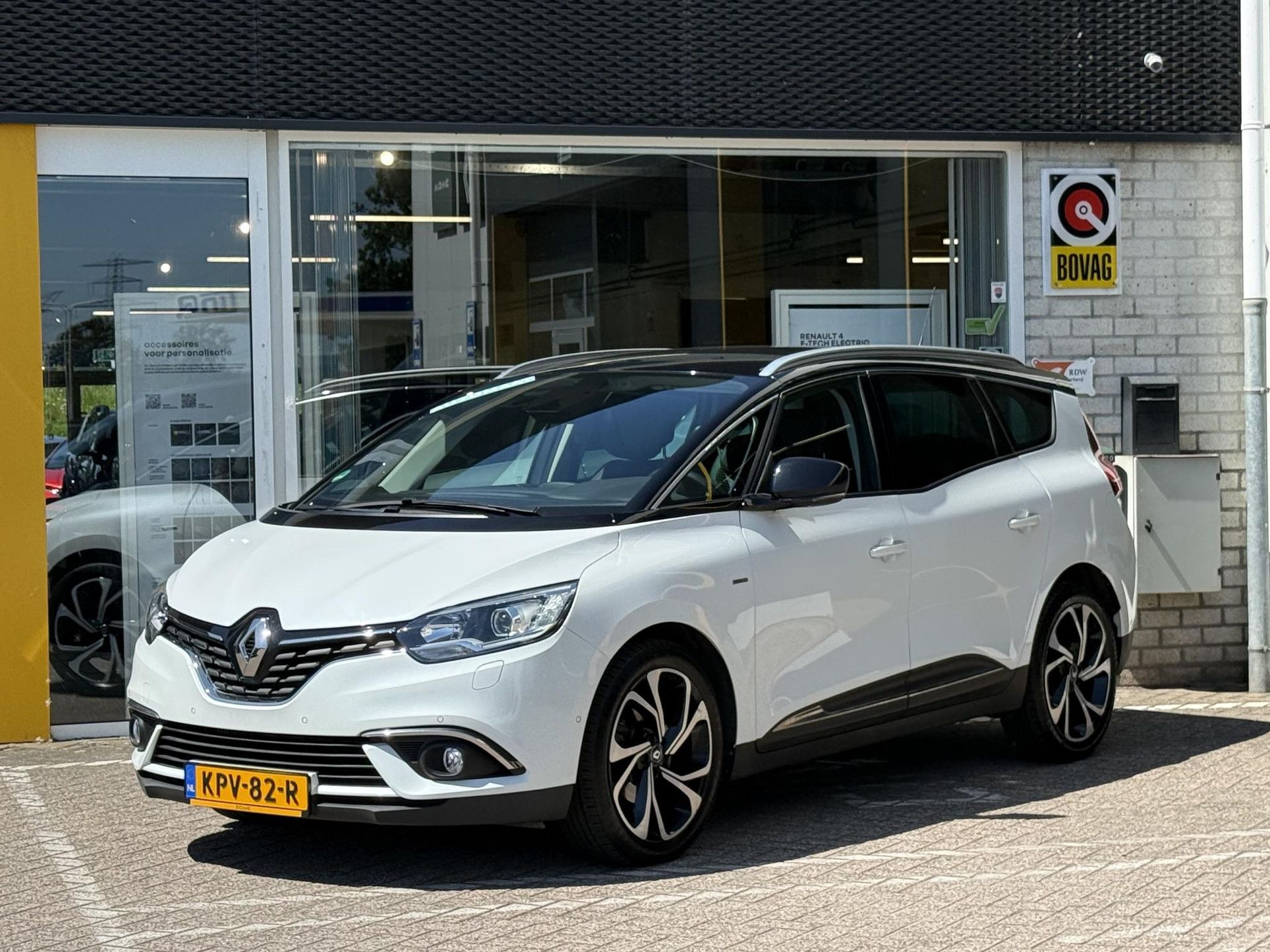 Renault GrandScénic met kenteken KPV-82-R – detailfoto
