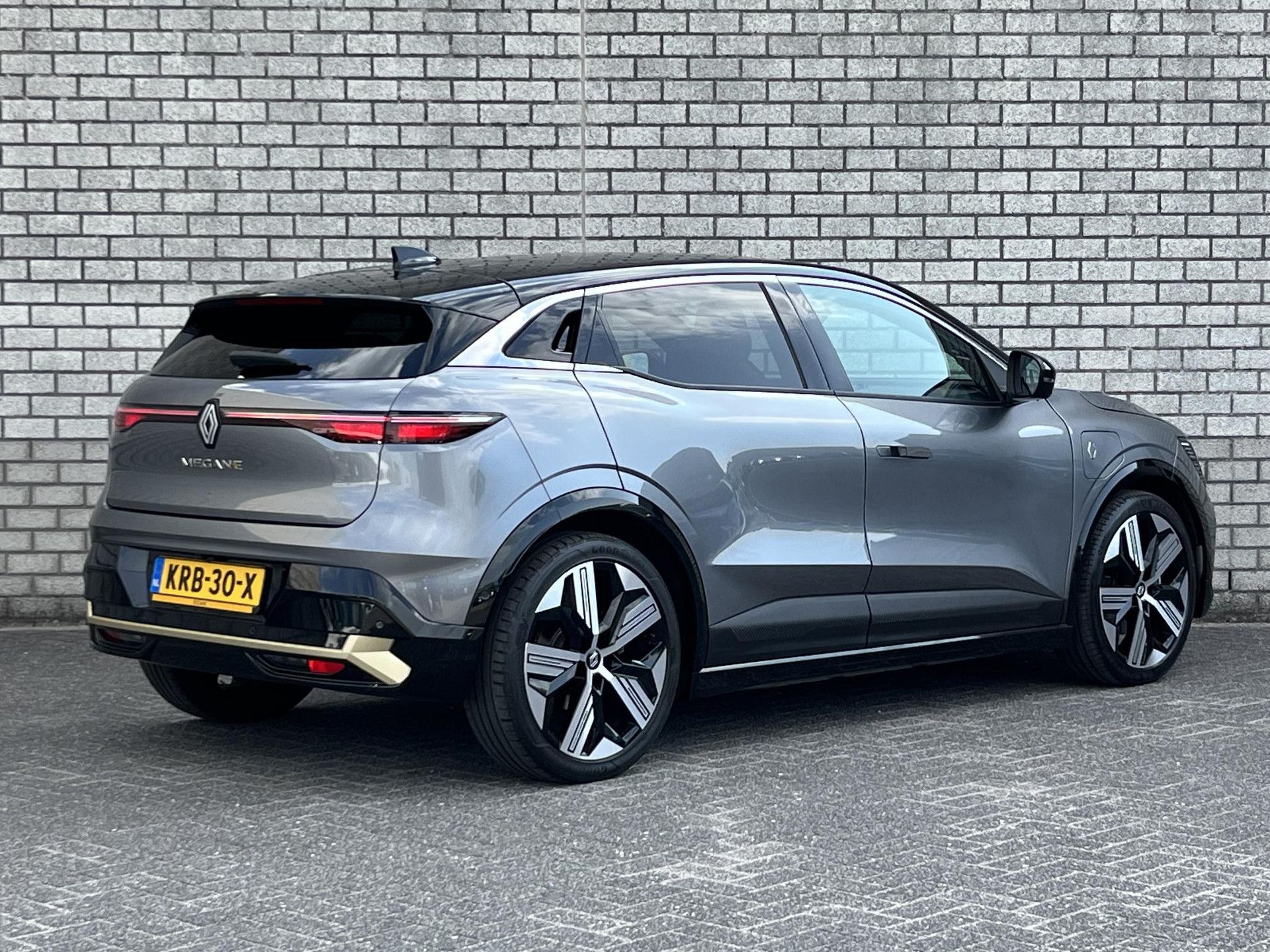 Renault MeganeE-Tech met kenteken KRB-30-X – achteraanzicht
