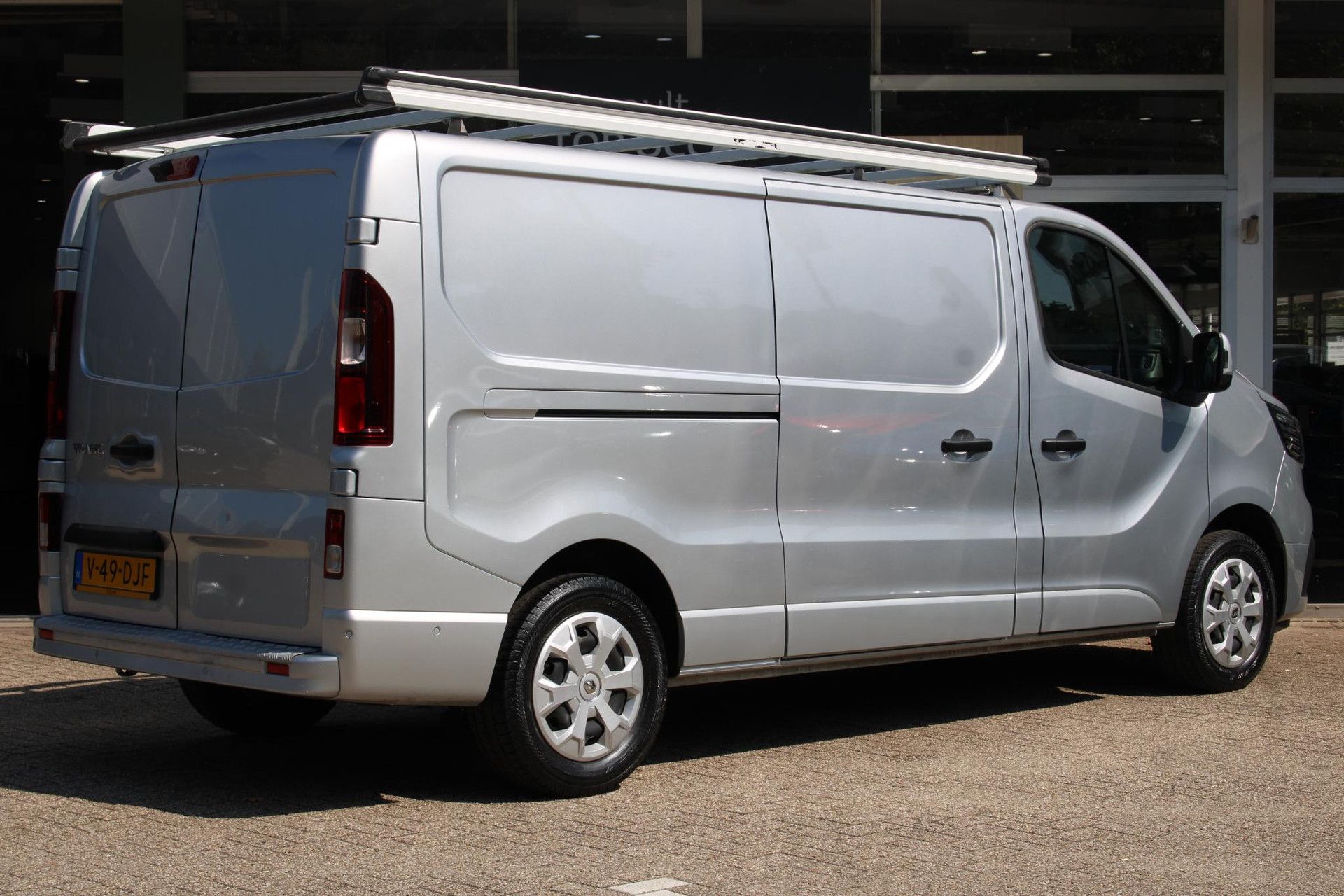 Renault Trafic met kenteken V-49-DJF – achteraanzicht