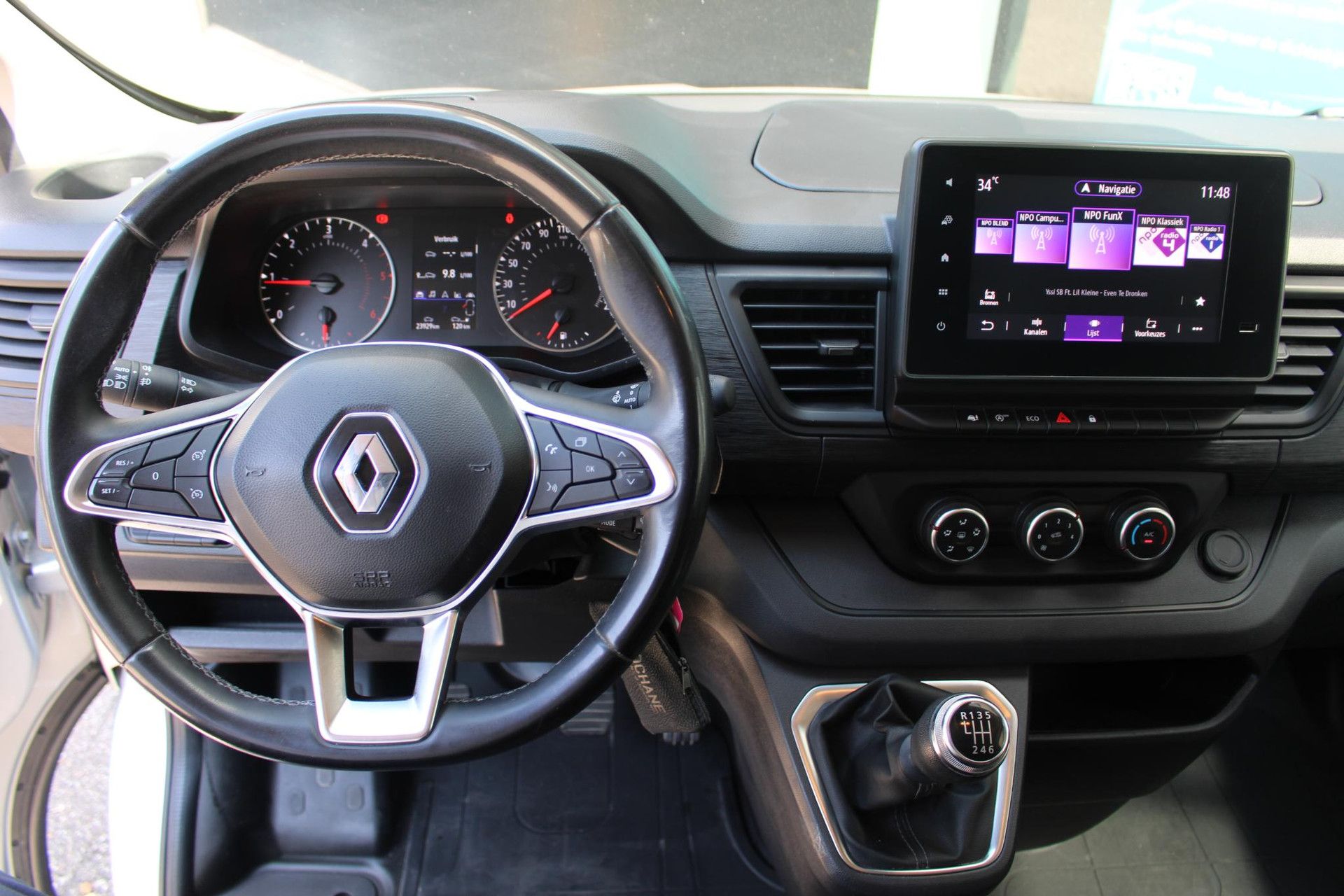 Renault Trafic met kenteken V-49-DJF – interieur