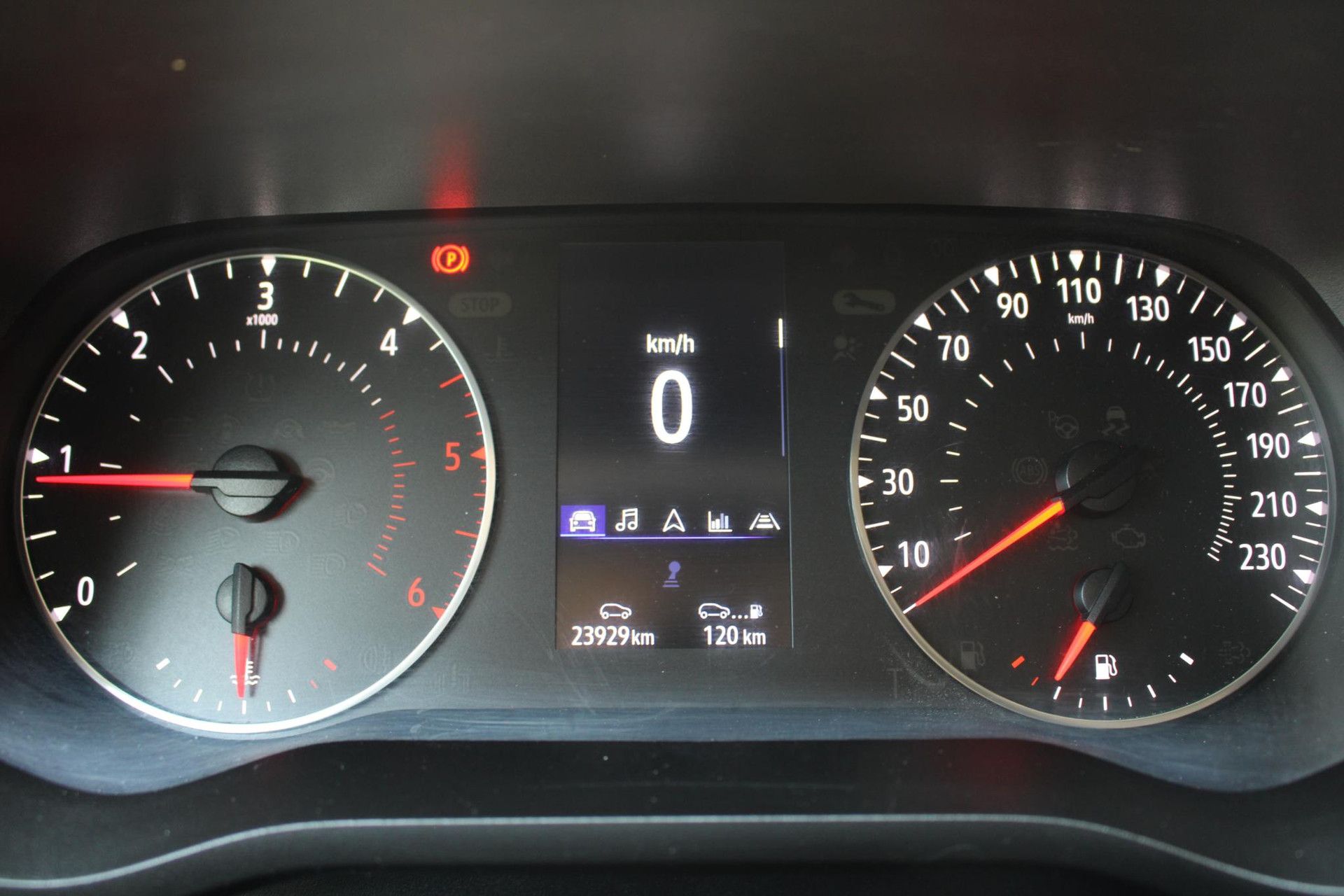 Renault Trafic met kenteken V-49-DJF – dashboard