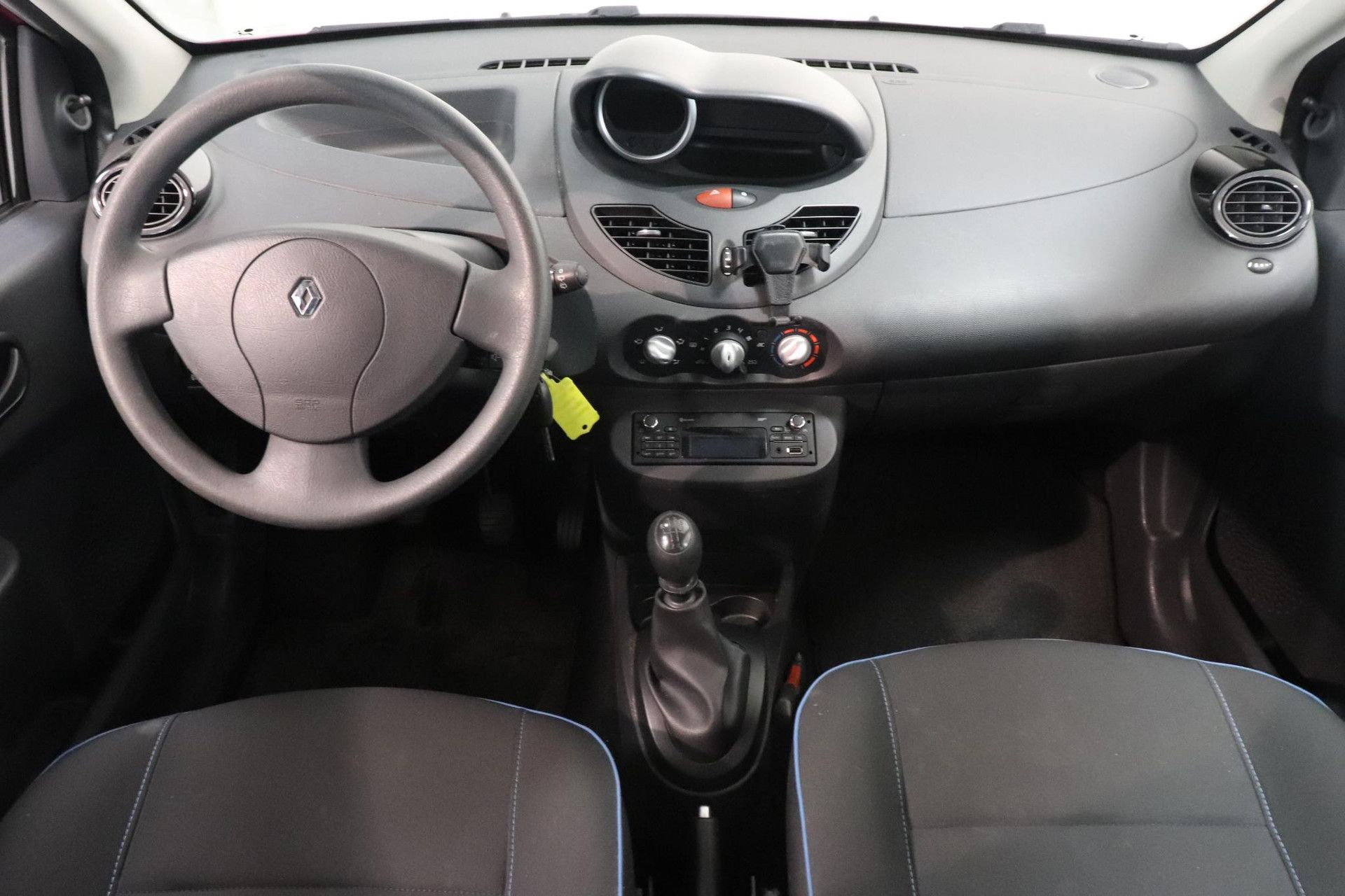 Renault Twingo met kenteken 2-TZK-33 – interieur