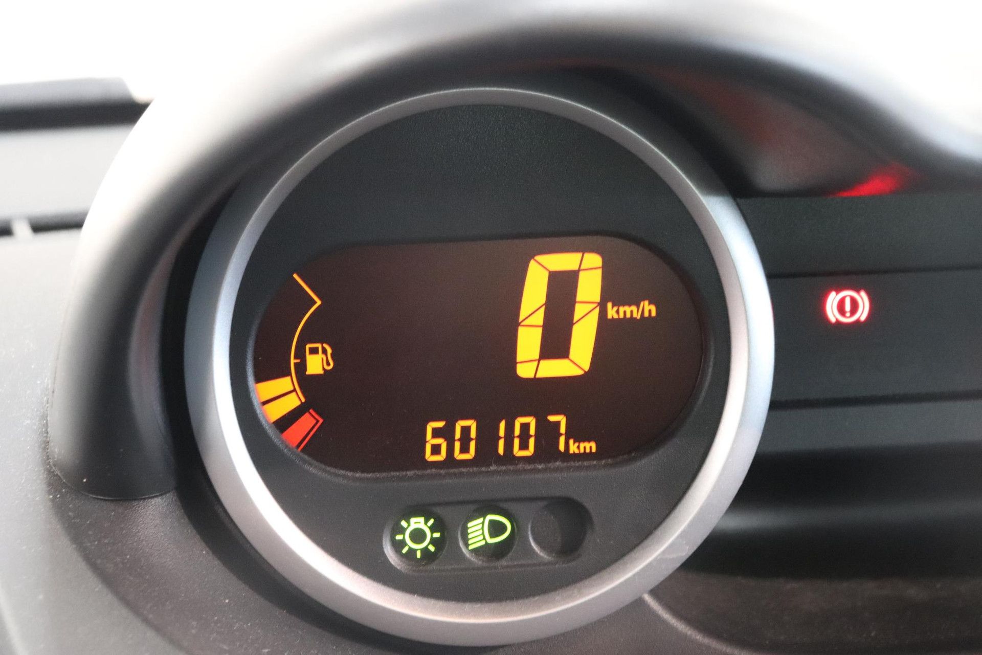 Renault Twingo met kenteken 2-TZK-33 – dashboard