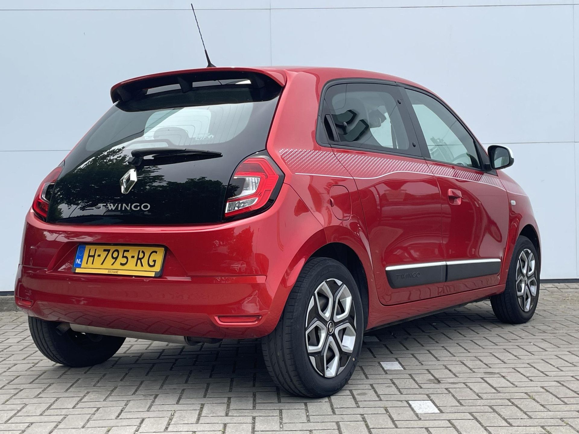 Renault Twingo met kenteken H-795-RG – achteraanzicht