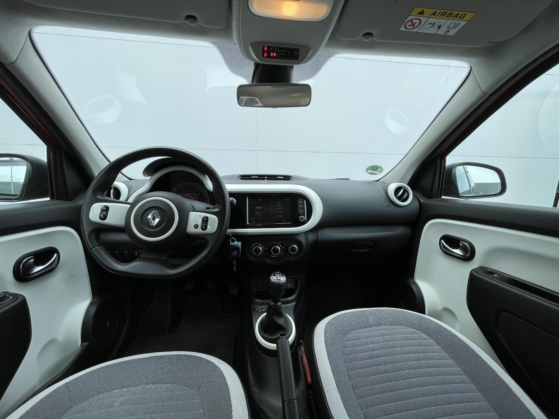 Renault Twingo met kenteken H-795-RG – interieur