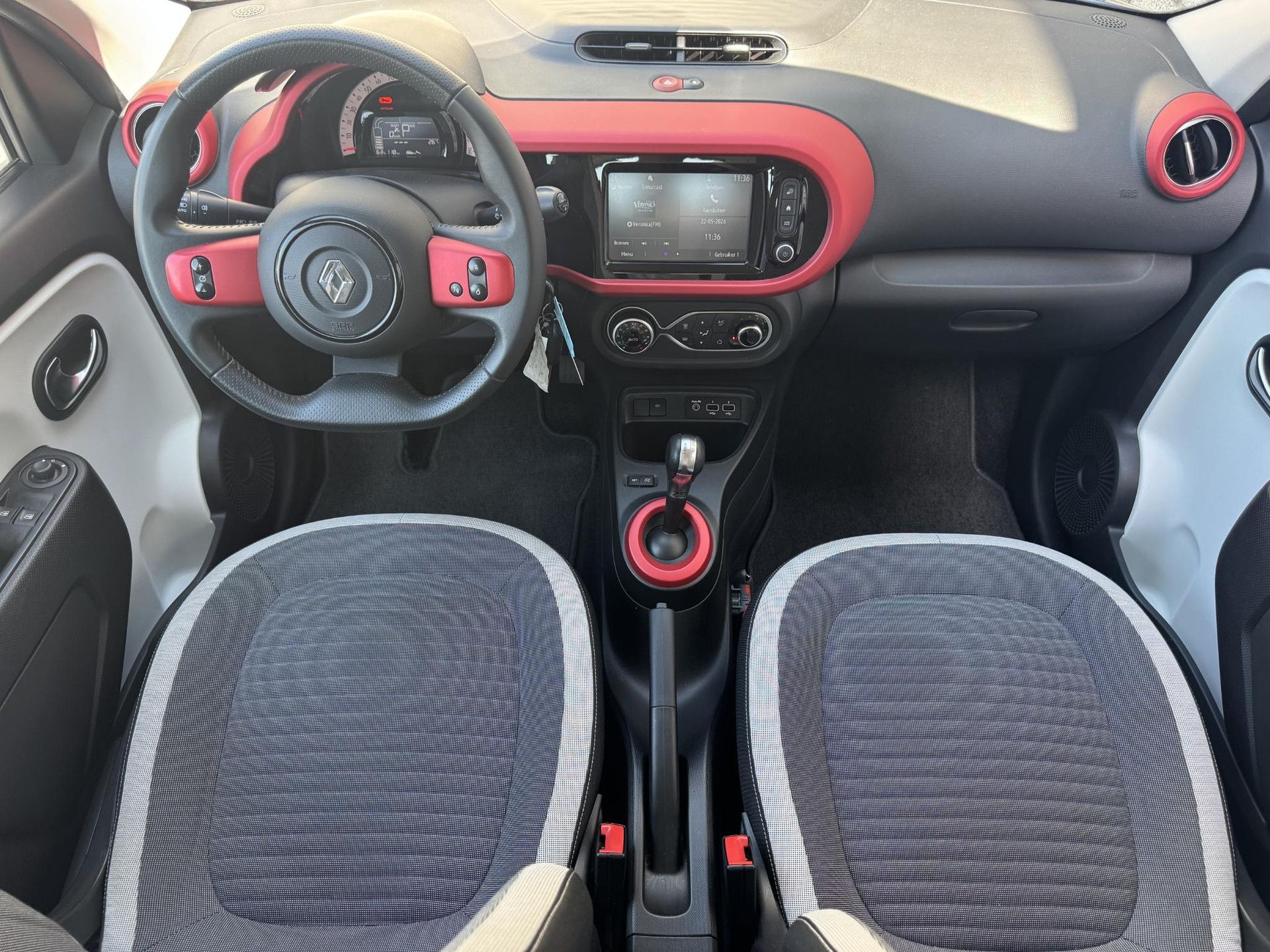 Renault Twingo met kenteken K-821-SV – interieur