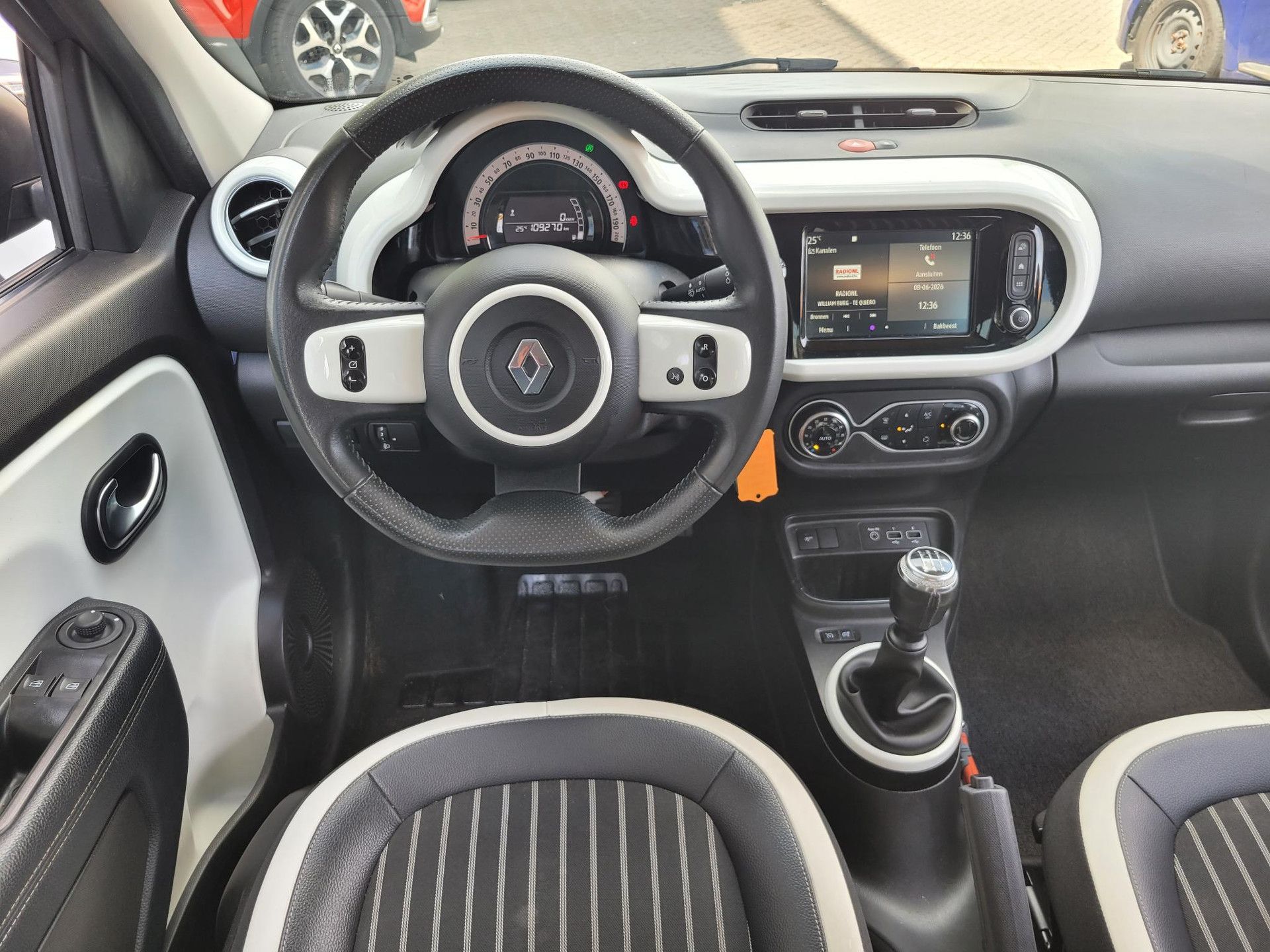 Renault Twingo met kenteken K-975-LB – interieur
