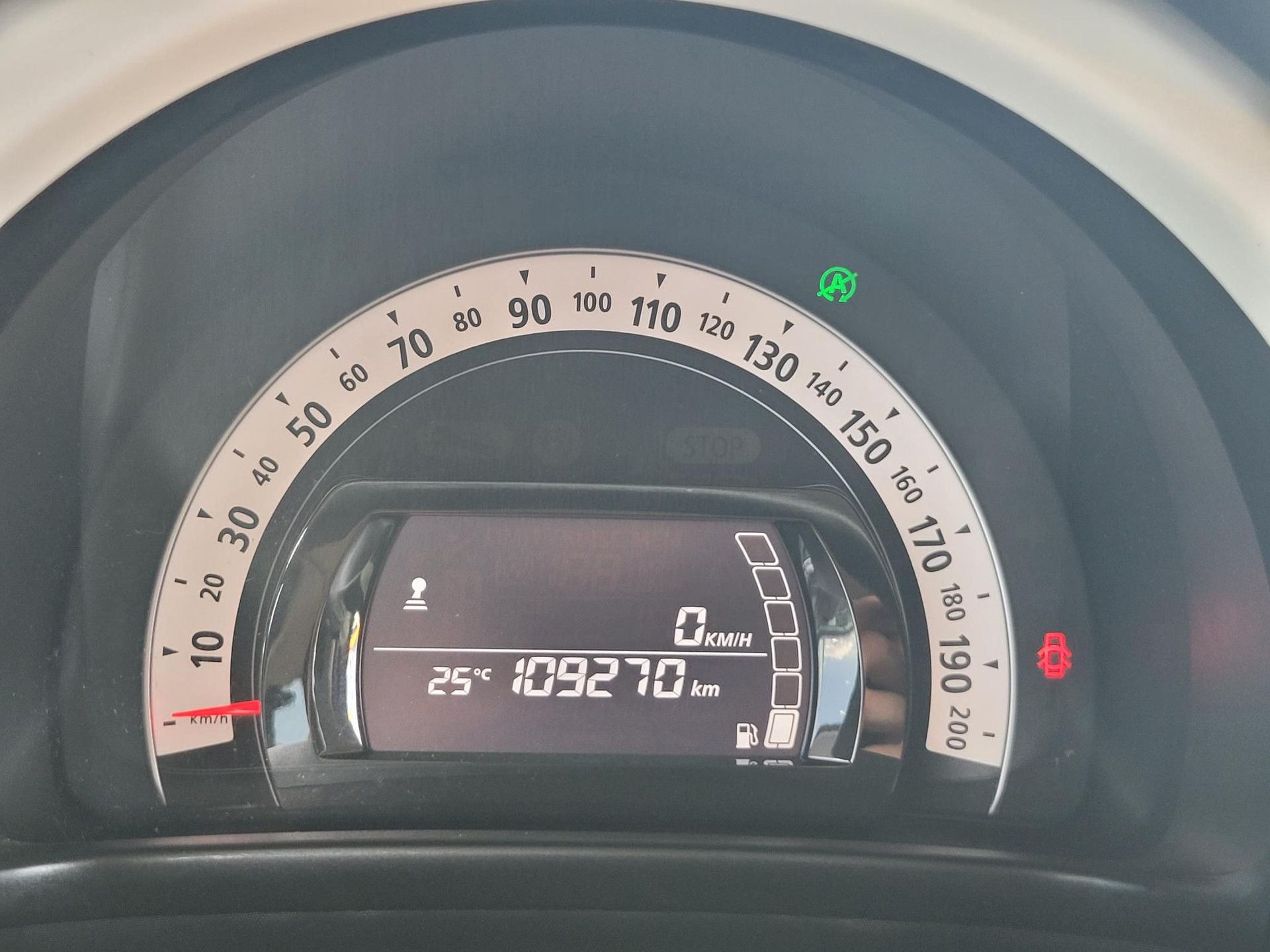 Renault Twingo met kenteken K-975-LB – dashboard