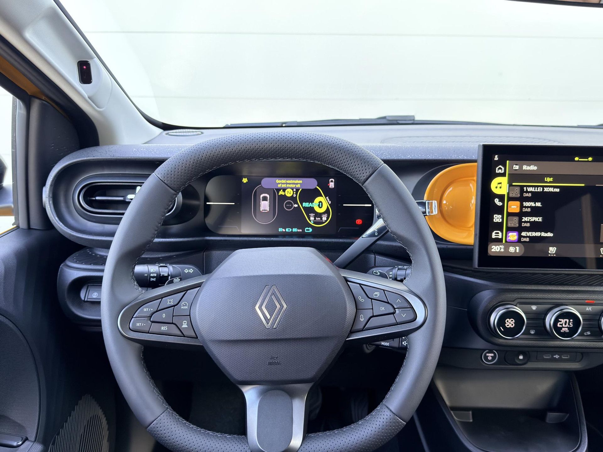 Renault Twingo met kenteken KHG-81-P – interieur
