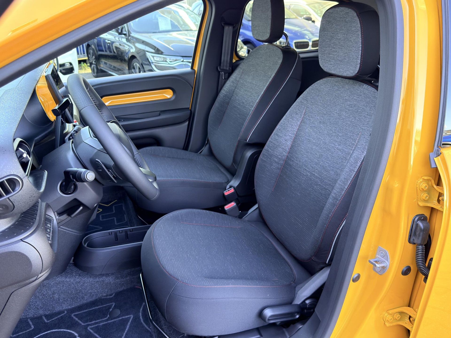 Renault Twingo met kenteken KHG-81-P – detailfoto