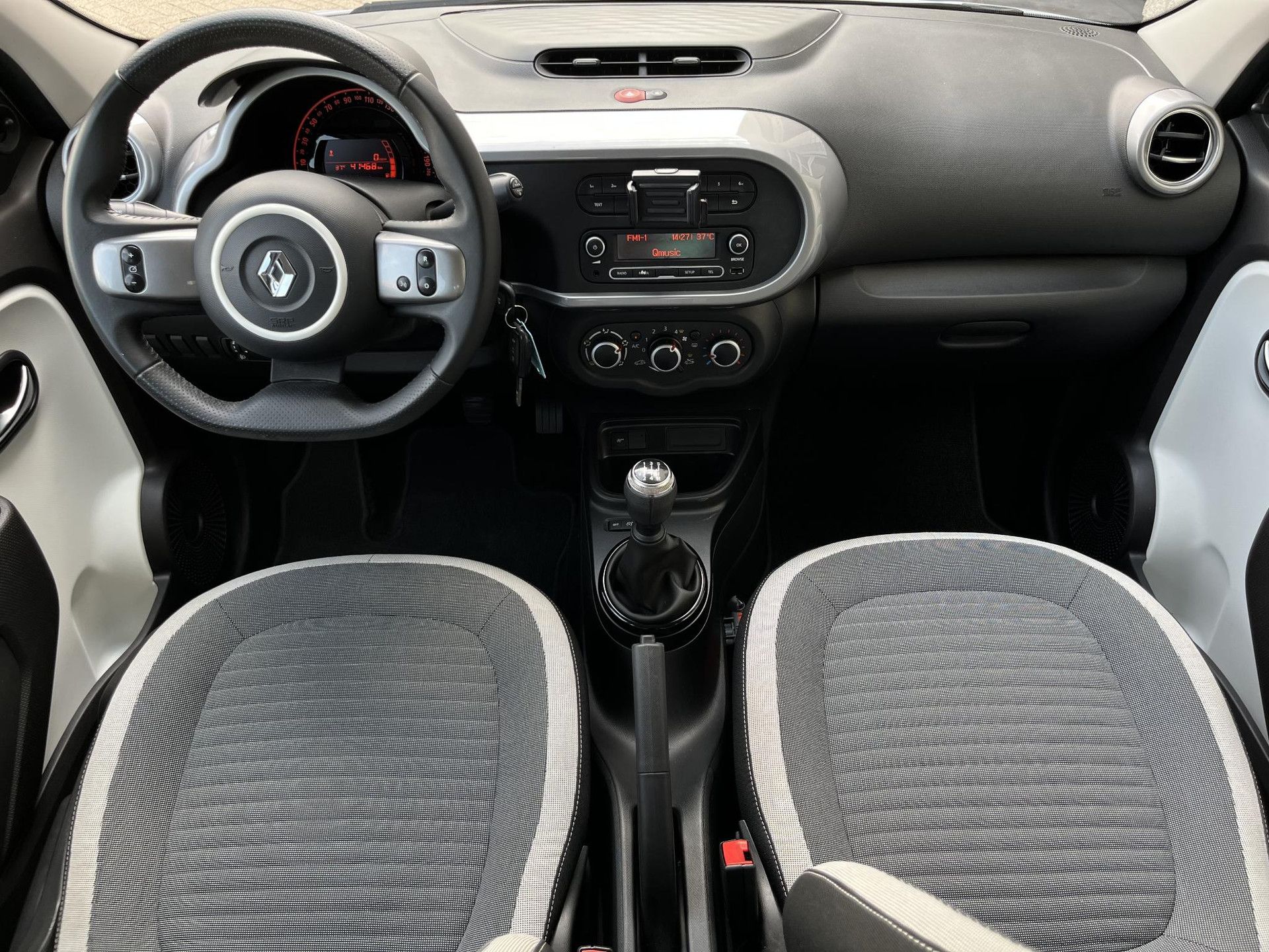 Renault Twingo met kenteken N-246-TF – interieur
