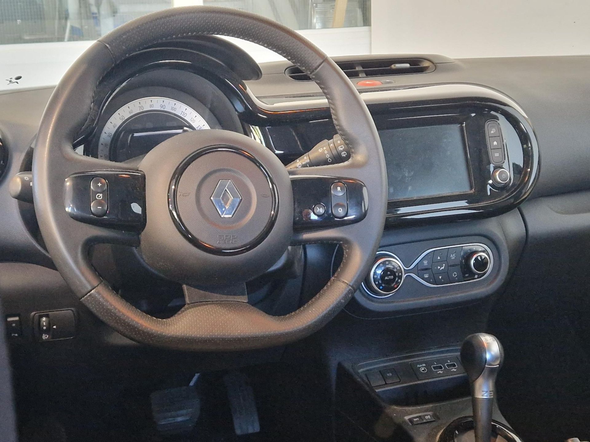 Renault Twingo met kenteken N-380-TF – interieur