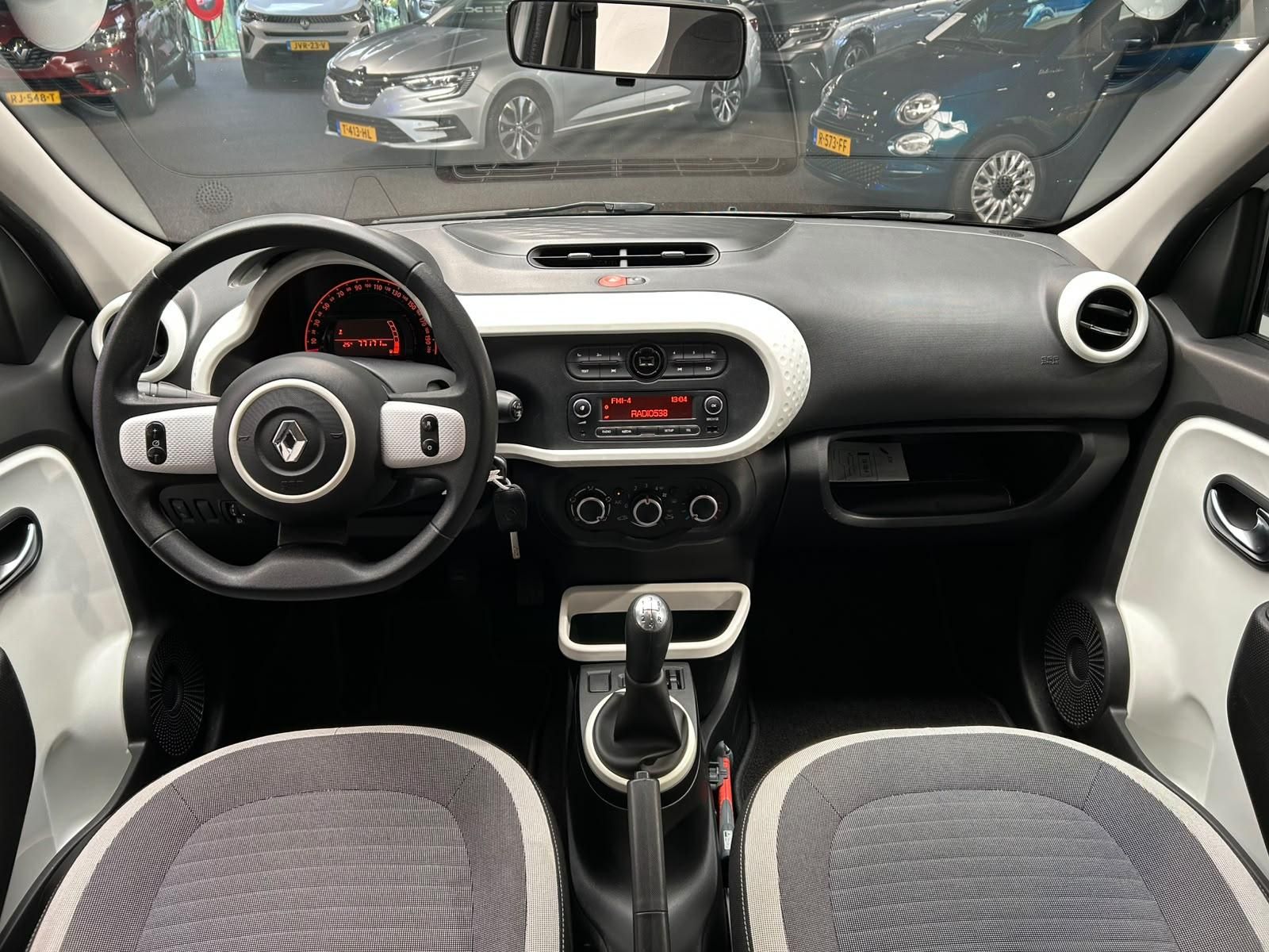 Renault Twingo met kenteken SX-108-F – interieur
