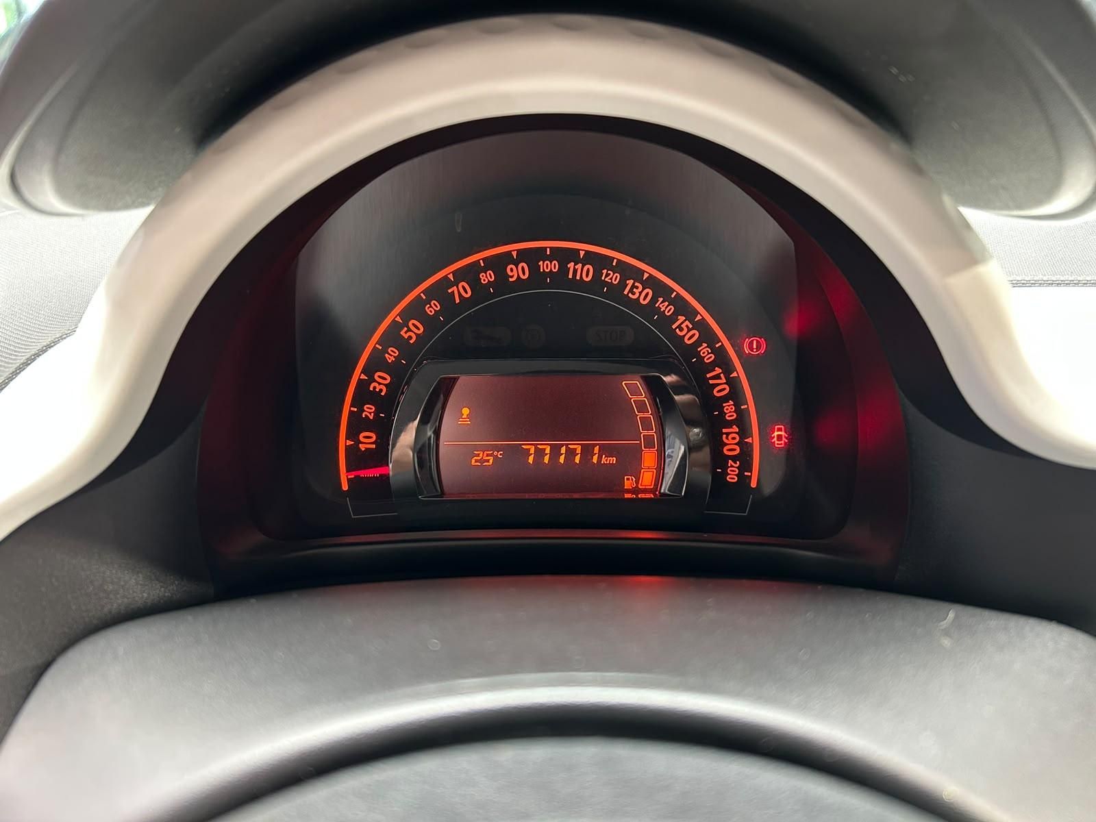 Renault Twingo met kenteken SX-108-F – dashboard