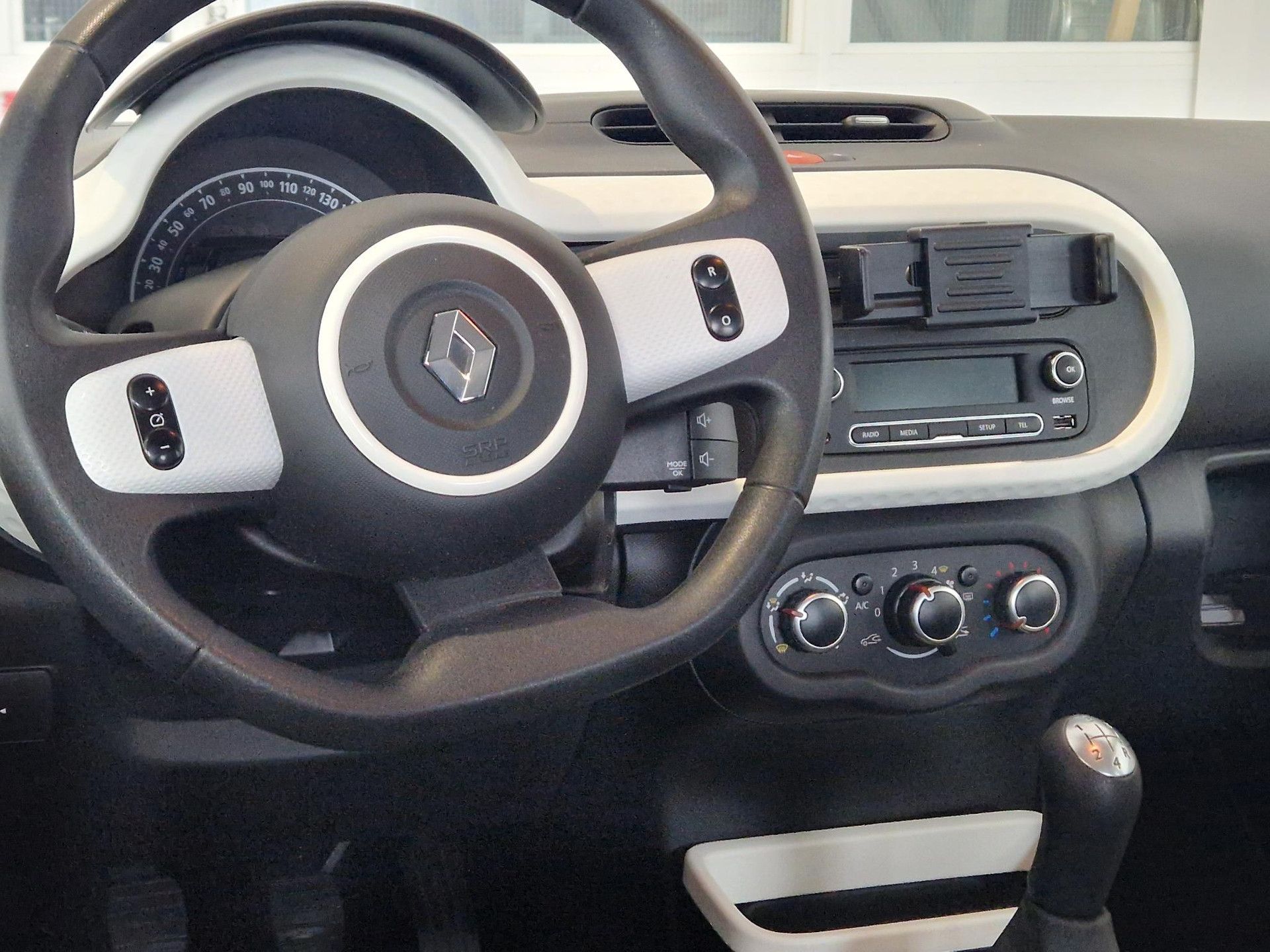 Renault Twingo met kenteken TL-145-J – interieur