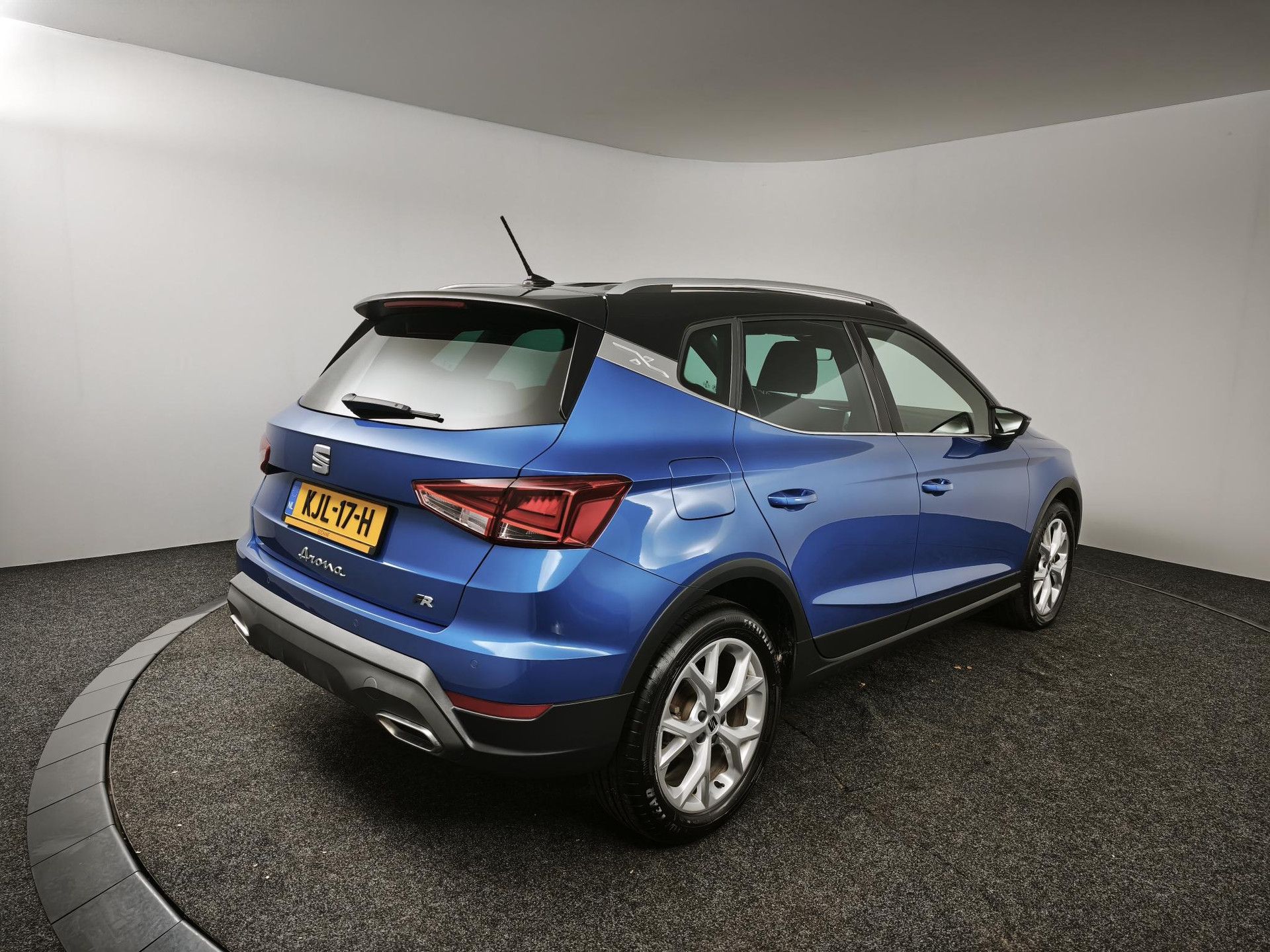 SEAT Arona met kenteken KJL-17-H – achteraanzicht