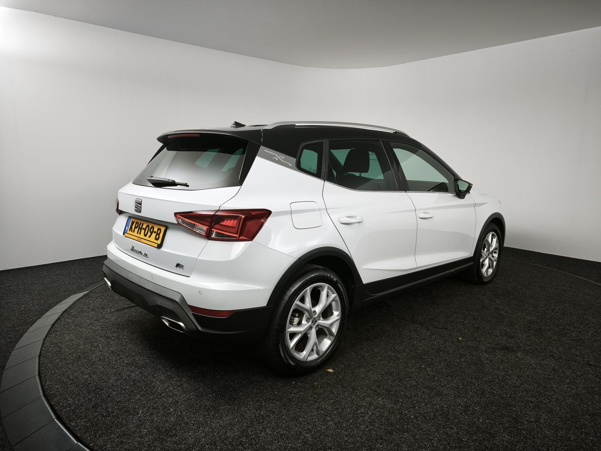 SEAT Arona met kenteken KPH-09-B – achteraanzicht