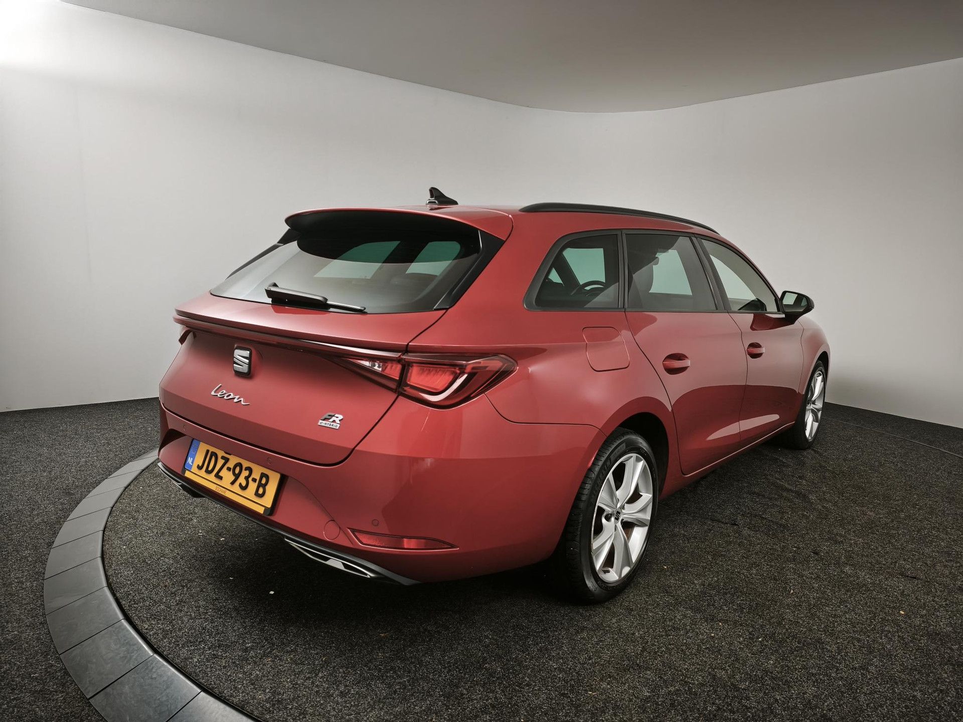 SEAT Leon met kenteken JDZ-93-B – achteraanzicht