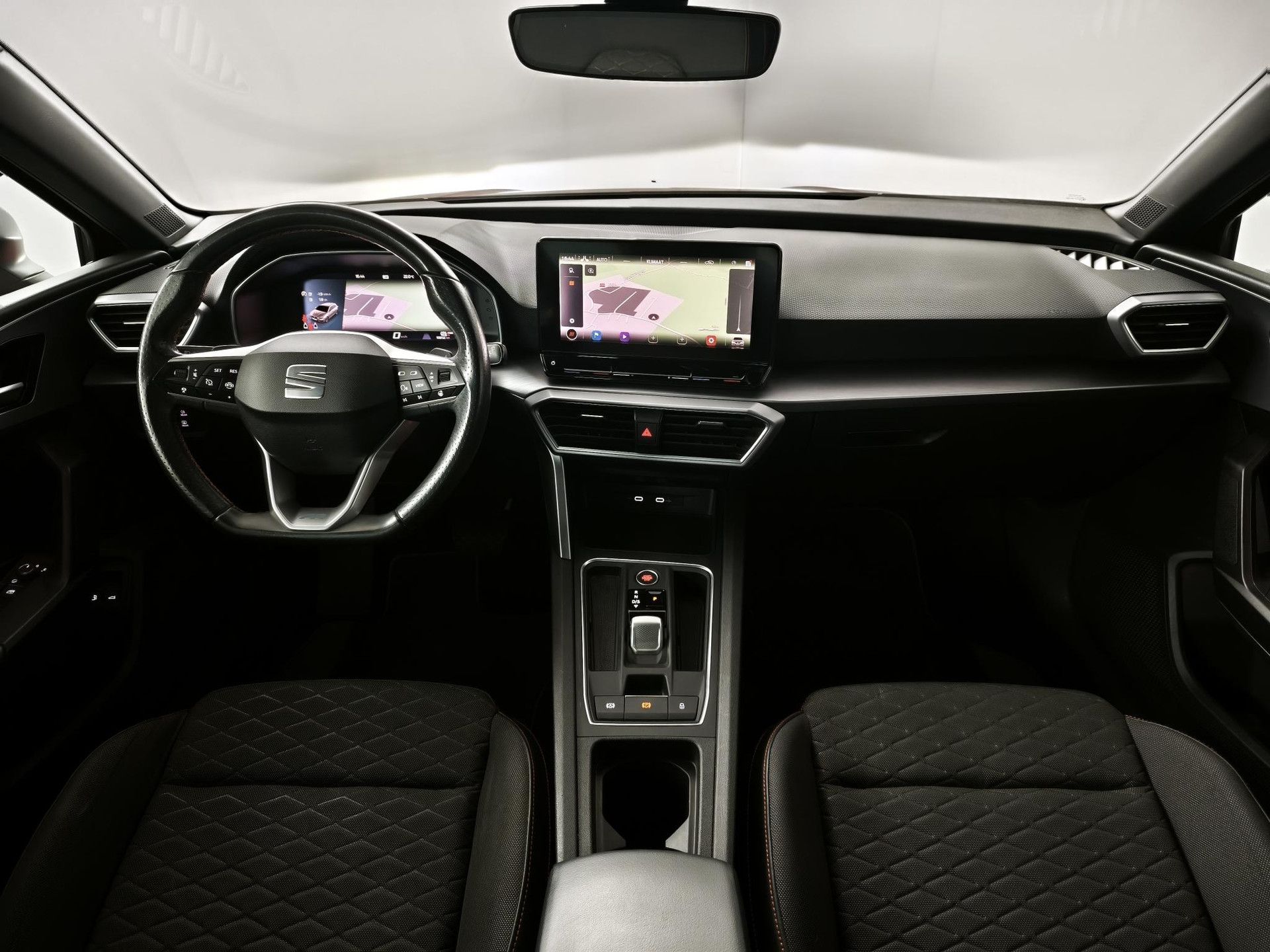SEAT Leon met kenteken JDZ-93-B – interieur