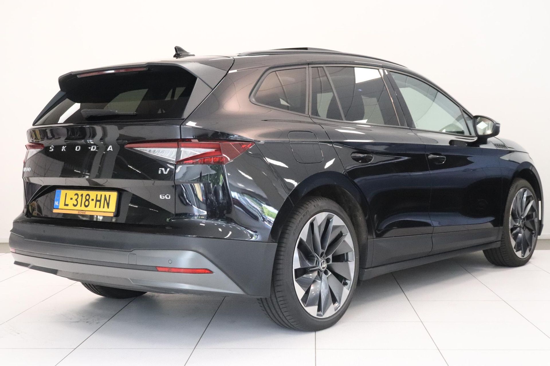 Skoda EnyaqiV met kenteken L-318-HN – achteraanzicht